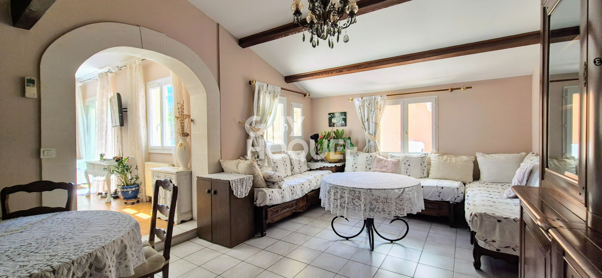 Luynes (13080), Maison de 130 m2 de plain pied  avec studio 24 m2, terrain de 536 m2 avec piscine