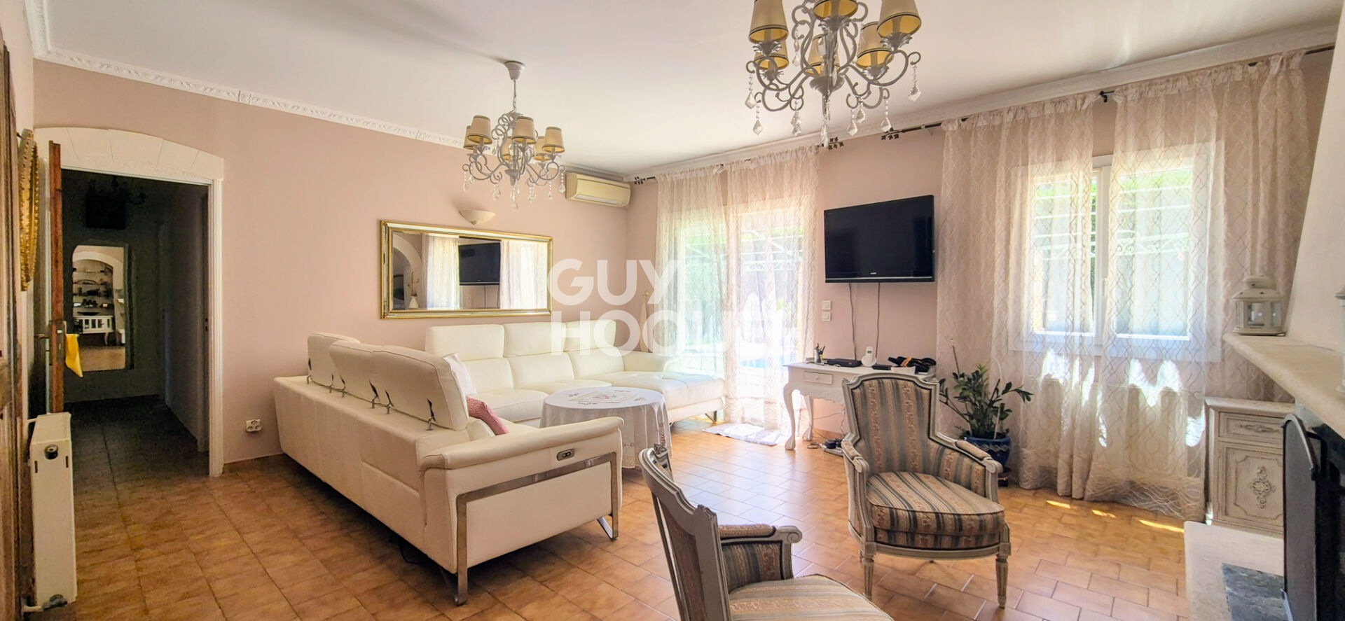 Luynes (13080), Maison de 130 m2 de plain pied  avec studio 24 m2, terrain de 536 m2 avec piscine