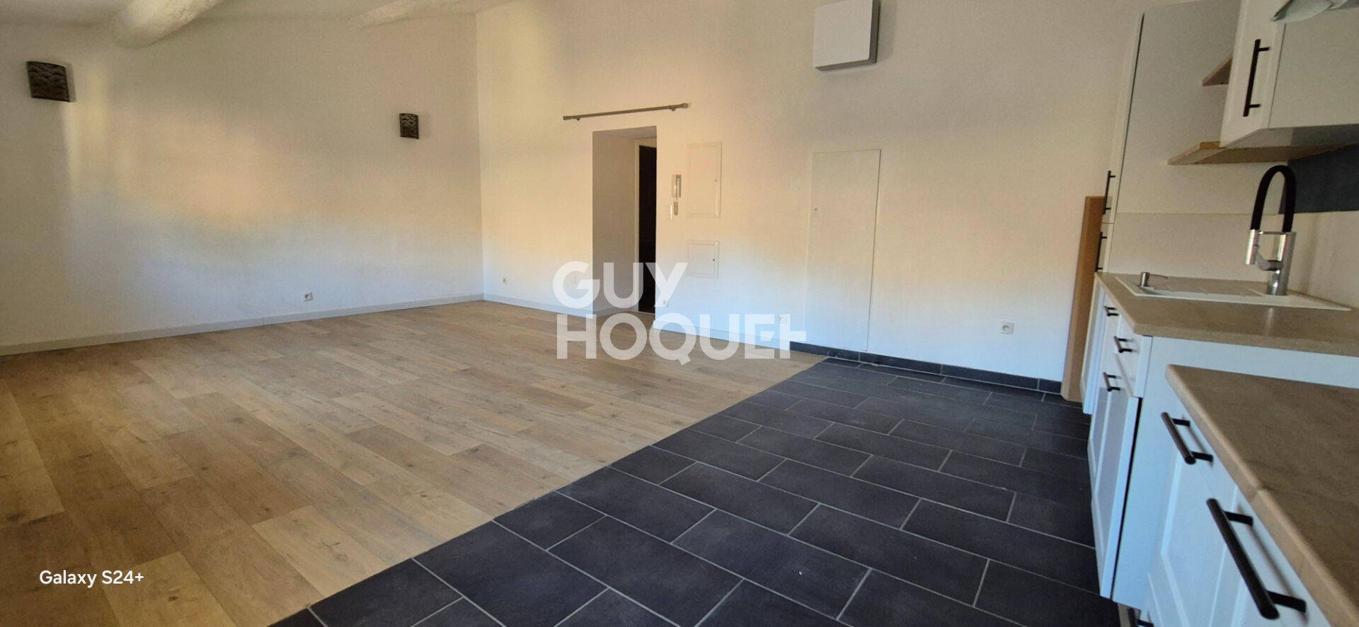 Lambesc, 13410, au deuxième et dernier étage, superbe Loft offrant  50.38 m2 au coeur village !! ENTIÈREMENT RÉNOVÉ
