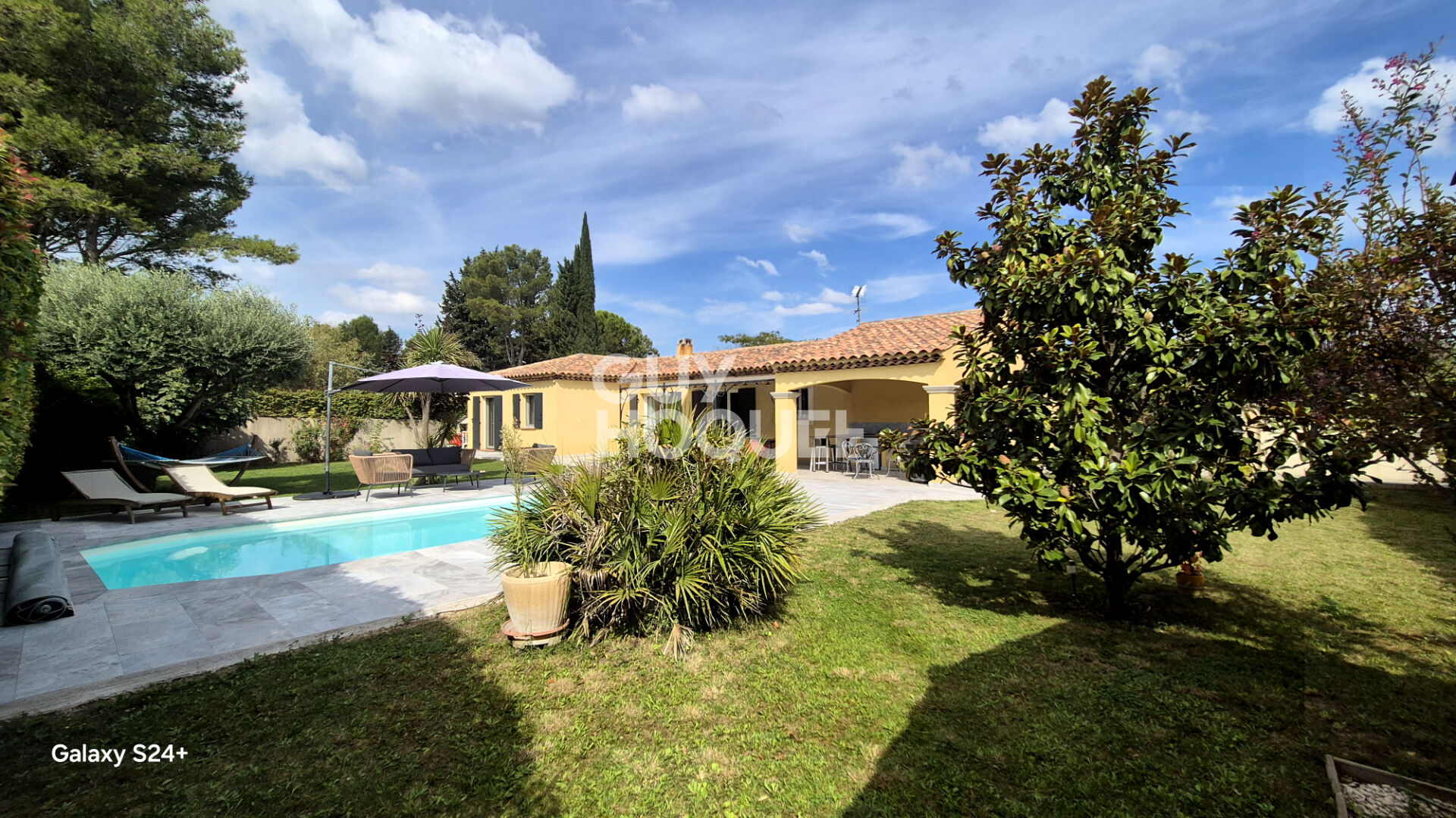 Bouc Bel Air, maison familiale de plain pied de 5 pièces principales, piscine, garage, permis accordé extension 30 m2