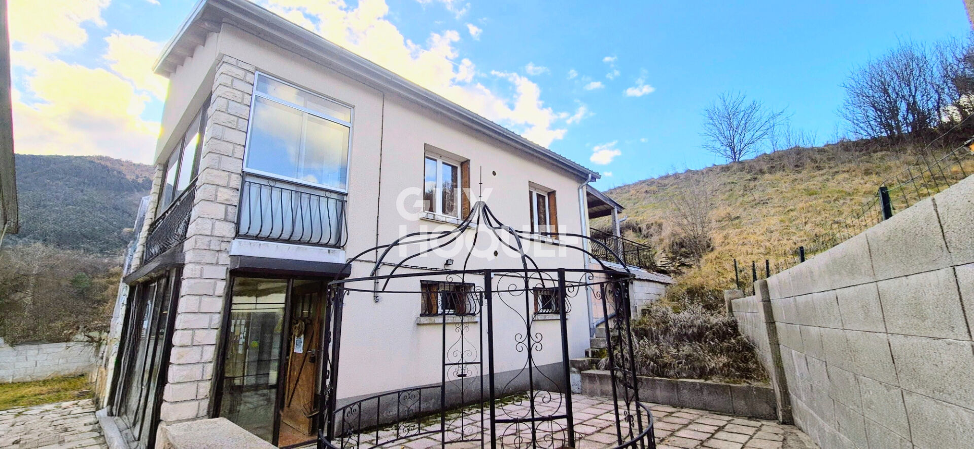 Maison familiale  Verdaches, offrant 2 logements 135 m2 sur terrain de 654 m2