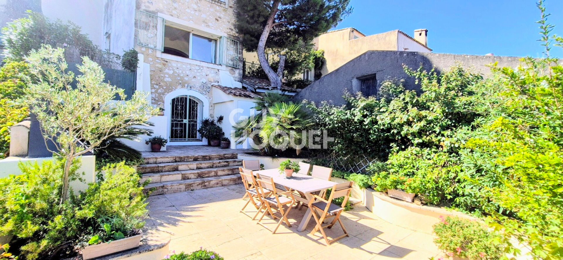 Demeure en pierres de 200 m2 env avec vue panoramique sur le pays d'Aix, extérieur et double garage