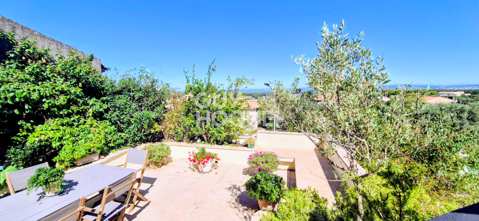 Demeure en pierres de 200 m2 env avec vue panoramique sur le pays d'Aix, extérieur et double garage