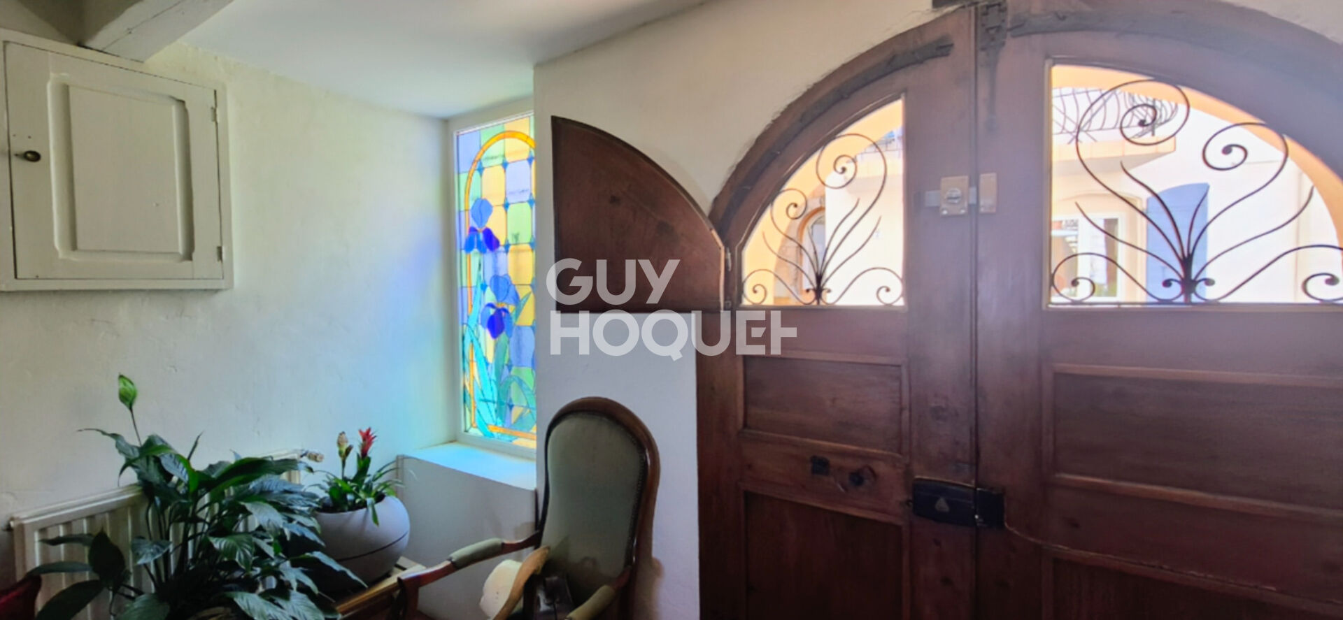 Demeure en pierres de 200 m2 env avec vue panoramique sur le pays d'Aix, extérieur et double garage