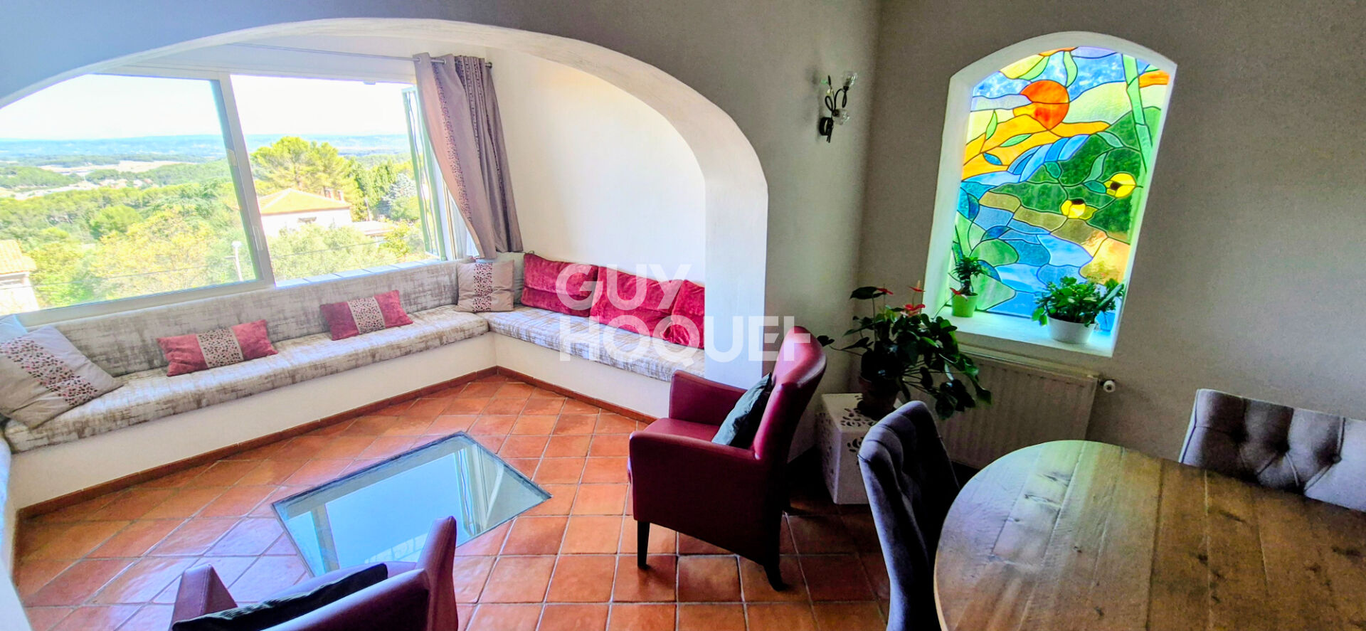 Demeure en pierres de 200 m2 env avec vue panoramique sur le pays d'Aix, extérieur et double garage