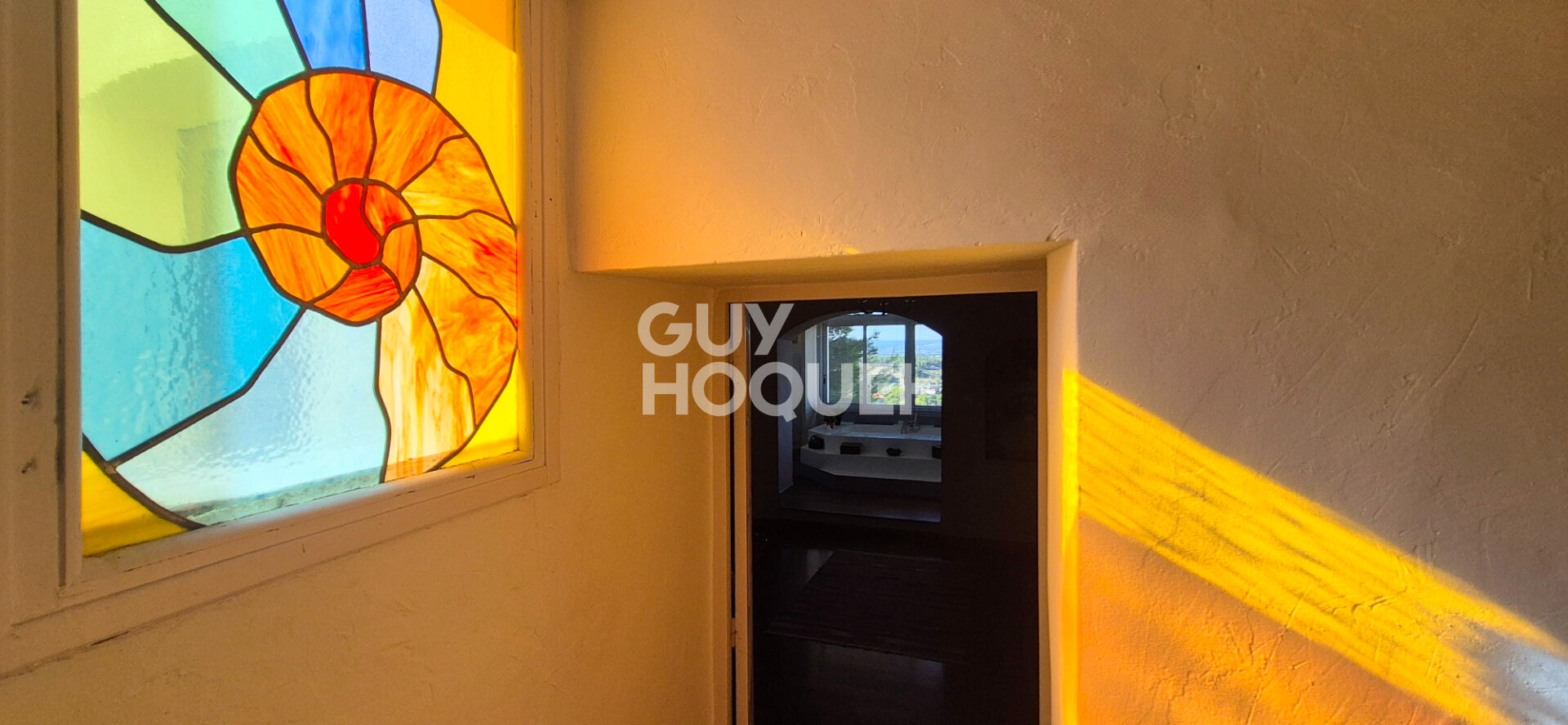 Demeure en pierres de 200 m2 env avec vue panoramique sur le pays d'Aix, extérieur et double garage