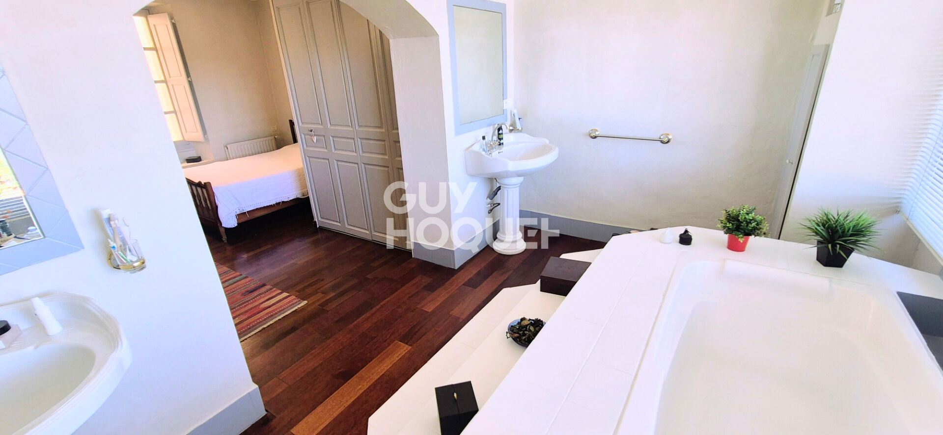 Demeure en pierres de 200 m2 env avec vue panoramique sur le pays d'Aix, extérieur et double garage