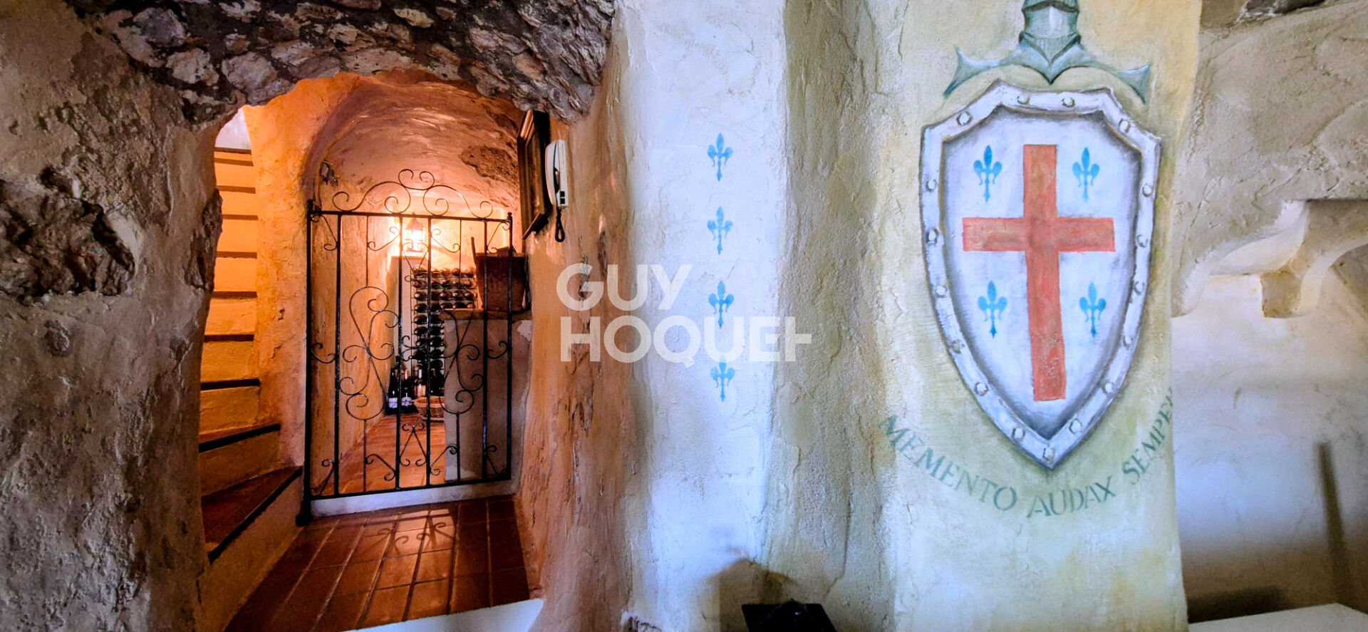 Demeure en pierres de 200 m2 env avec vue panoramique sur le pays d'Aix, extérieur et double garage