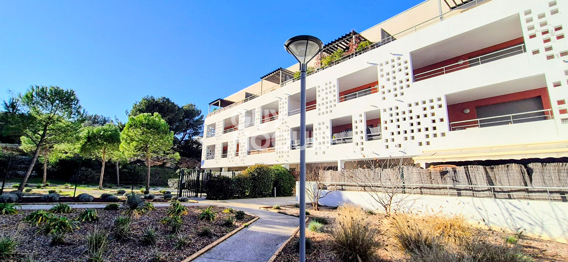 Aix-en-Provence , bel appartement de Type 3 offrant 63 m² (2015) ascenseur, terrasse 17 m², parking.