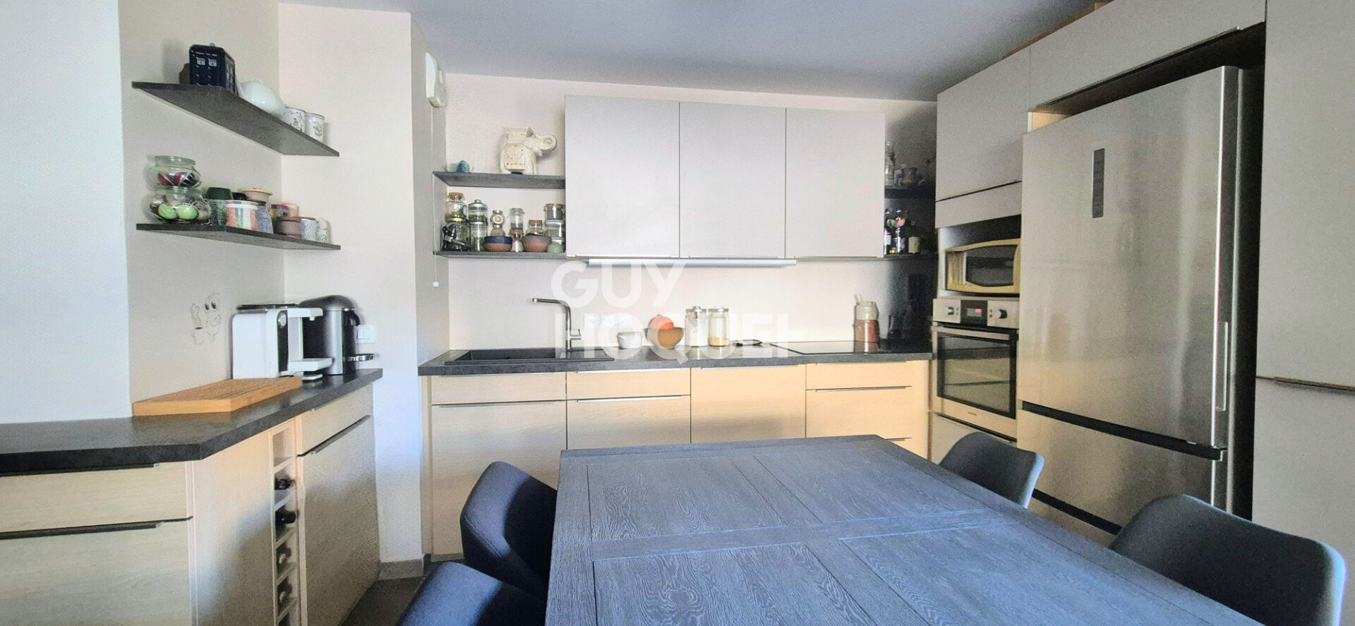 Aix-en-Provence , bel appartement de Type 3 offrant 63 m² (2015) ascenseur, terrasse 17 m², parking.
