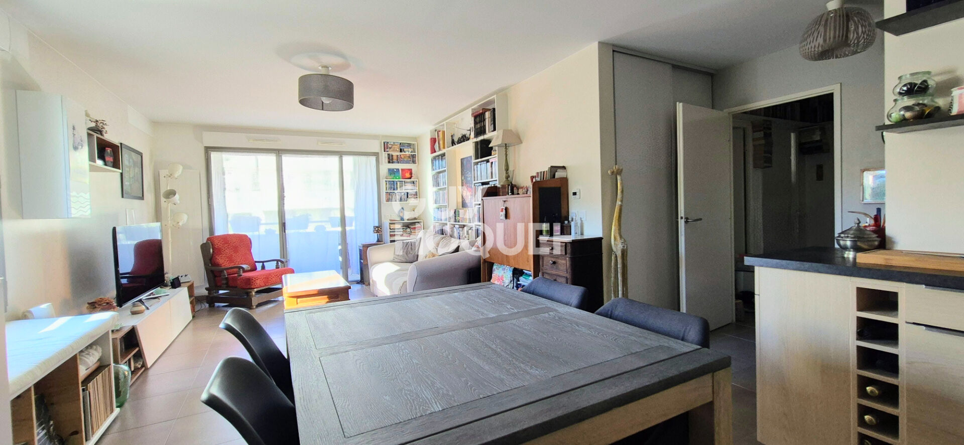 Aix-en-Provence , bel appartement de Type 3 offrant 63 m² (2015) ascenseur, terrasse 17 m², parking.