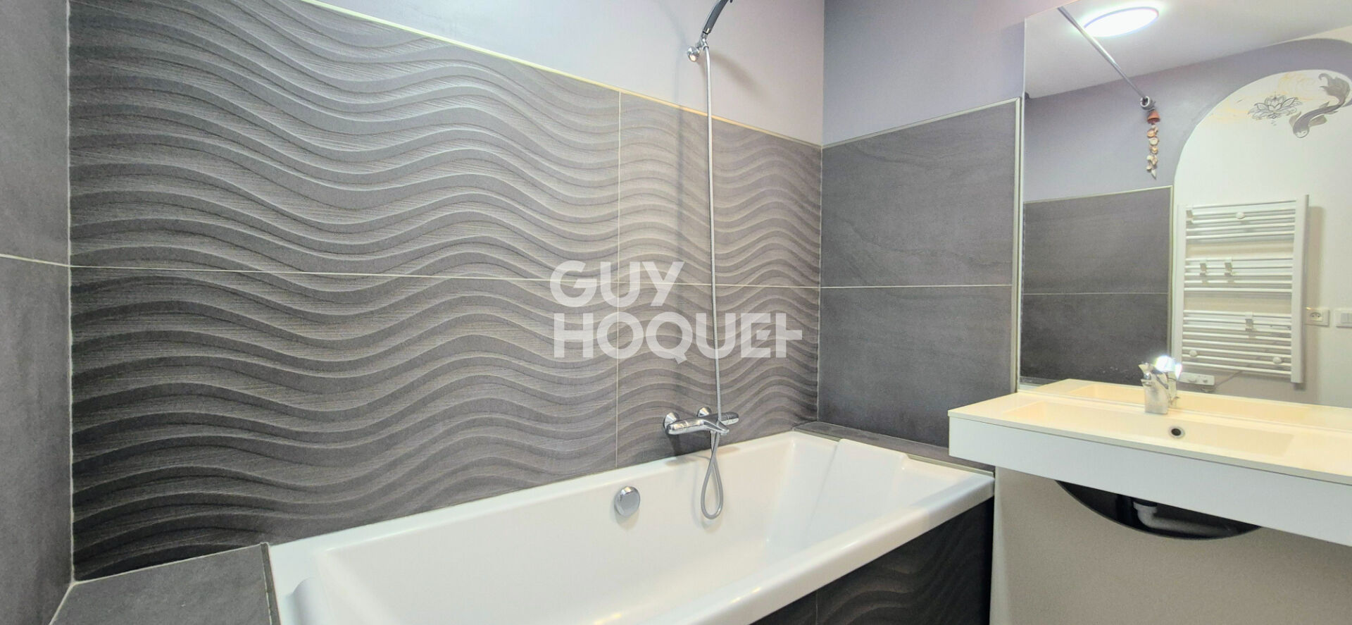 Aix-en-Provence , bel appartement de Type 3 offrant 63 m² (2015) ascenseur, terrasse 17 m², parking.