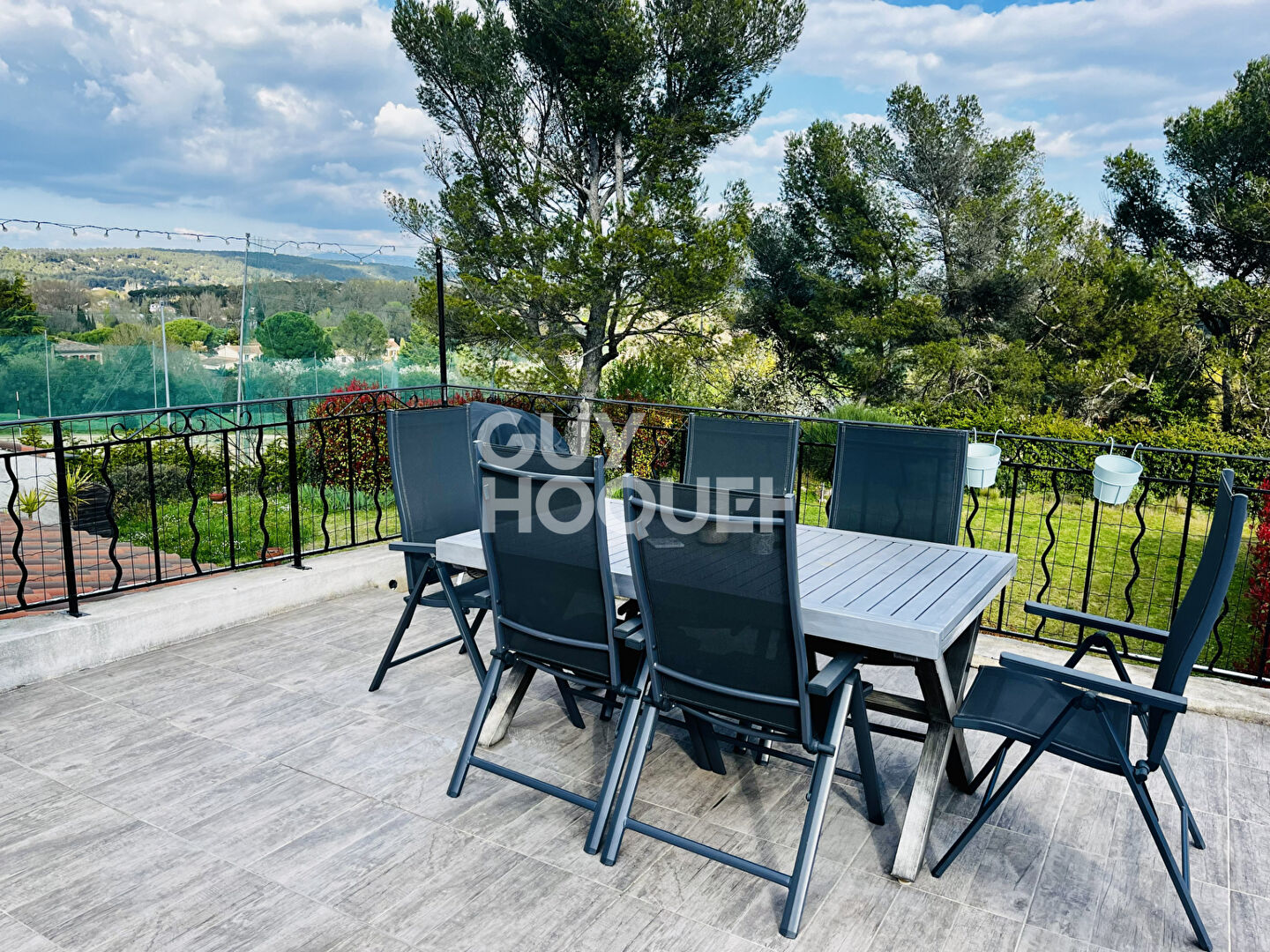 A Bouc Bel Air , Haut de villa de 4 pièces de 90 m2 env. avec terrasse et jardin