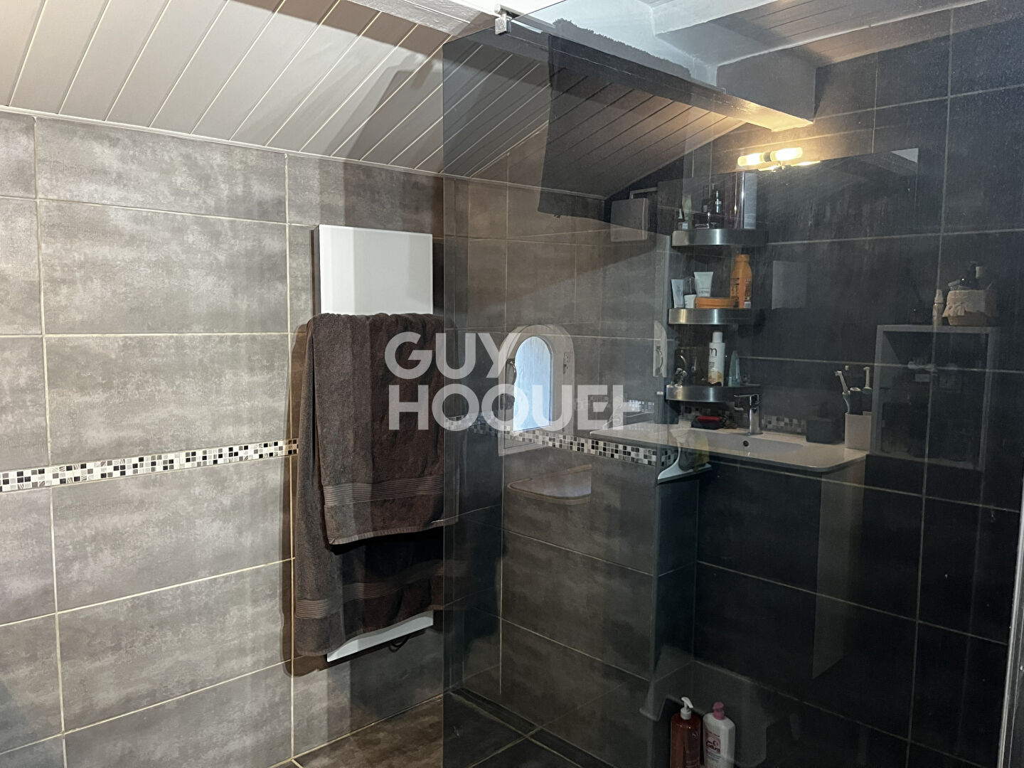 A Bouc Bel Air , Haut de villa de 4 pièces de 90 m2 env. avec terrasse et jardin