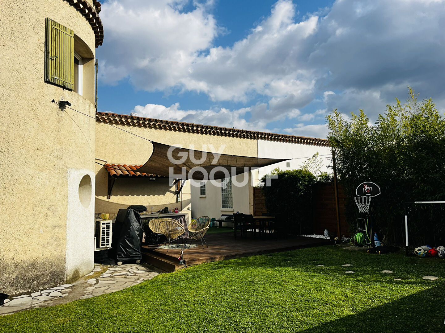 A Bouc Bel Air , Haut de villa de 4 pièces de 90 m2 env. avec terrasse et jardin