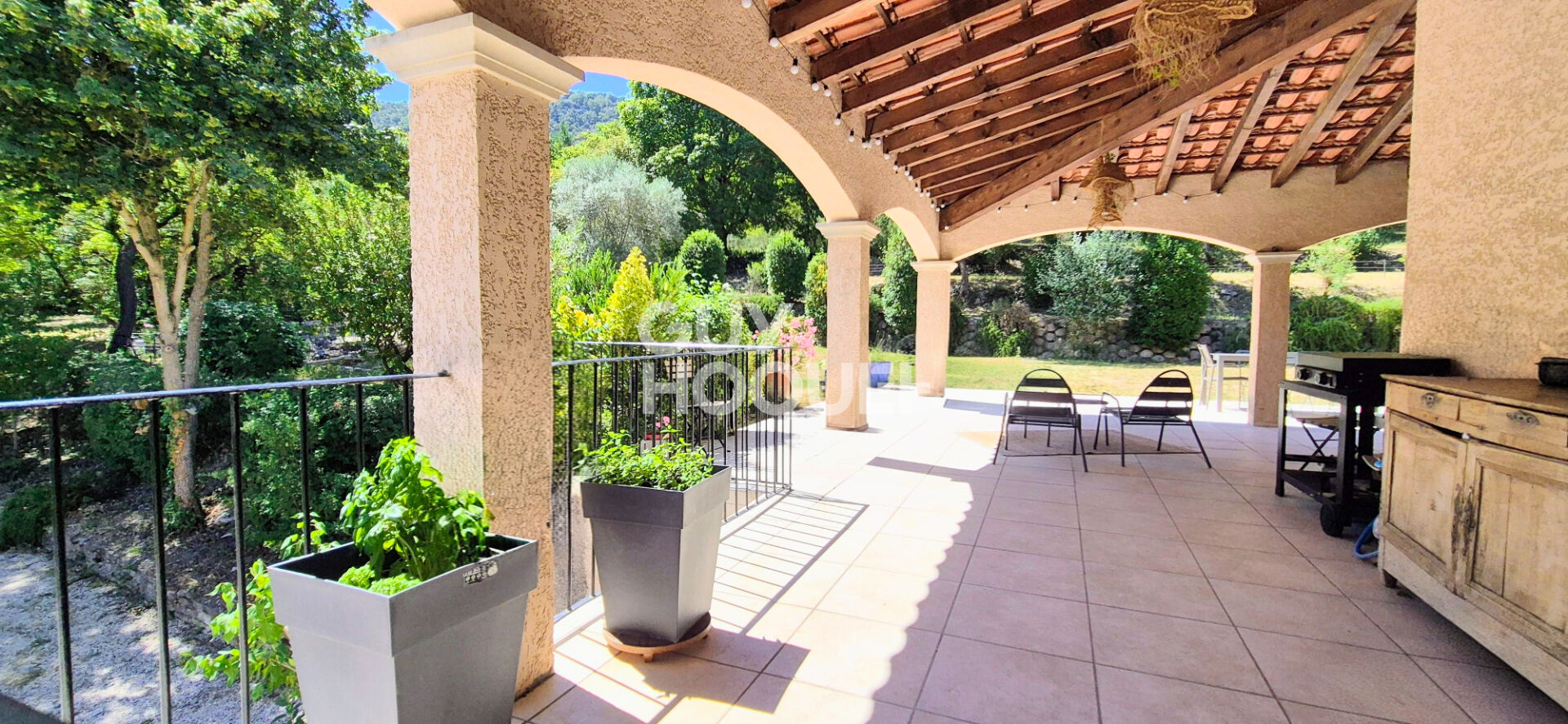 Mimet, Propriété de 267 m2 env sur terraIn de 4.124 m2 avec piscine