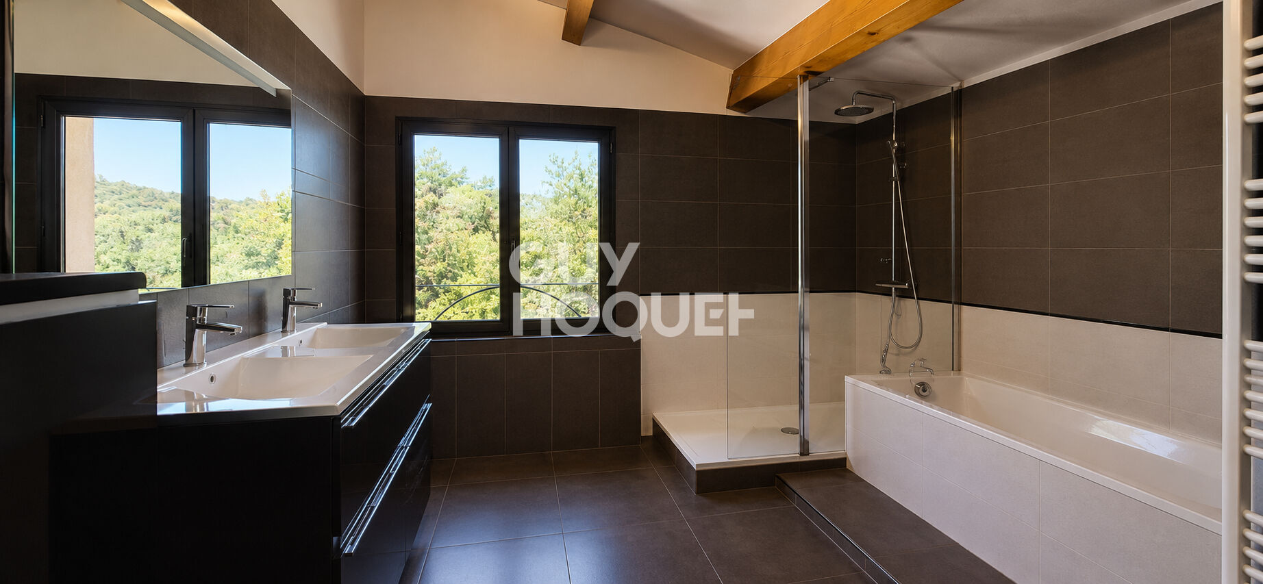 Mimet, Propriété de 267 m2 env sur terraIn de 4.124 m2 avec piscine