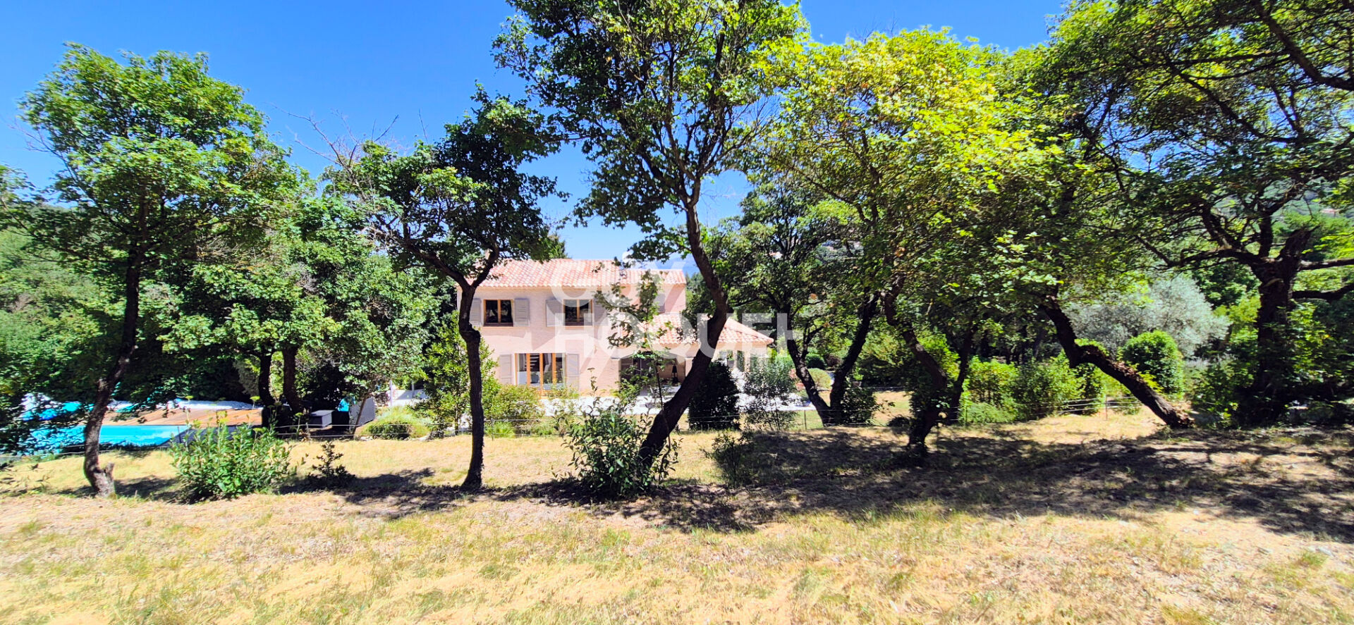 Mimet, Propriété de 267 m2 env sur terraIn de 4.124 m2 avec piscine