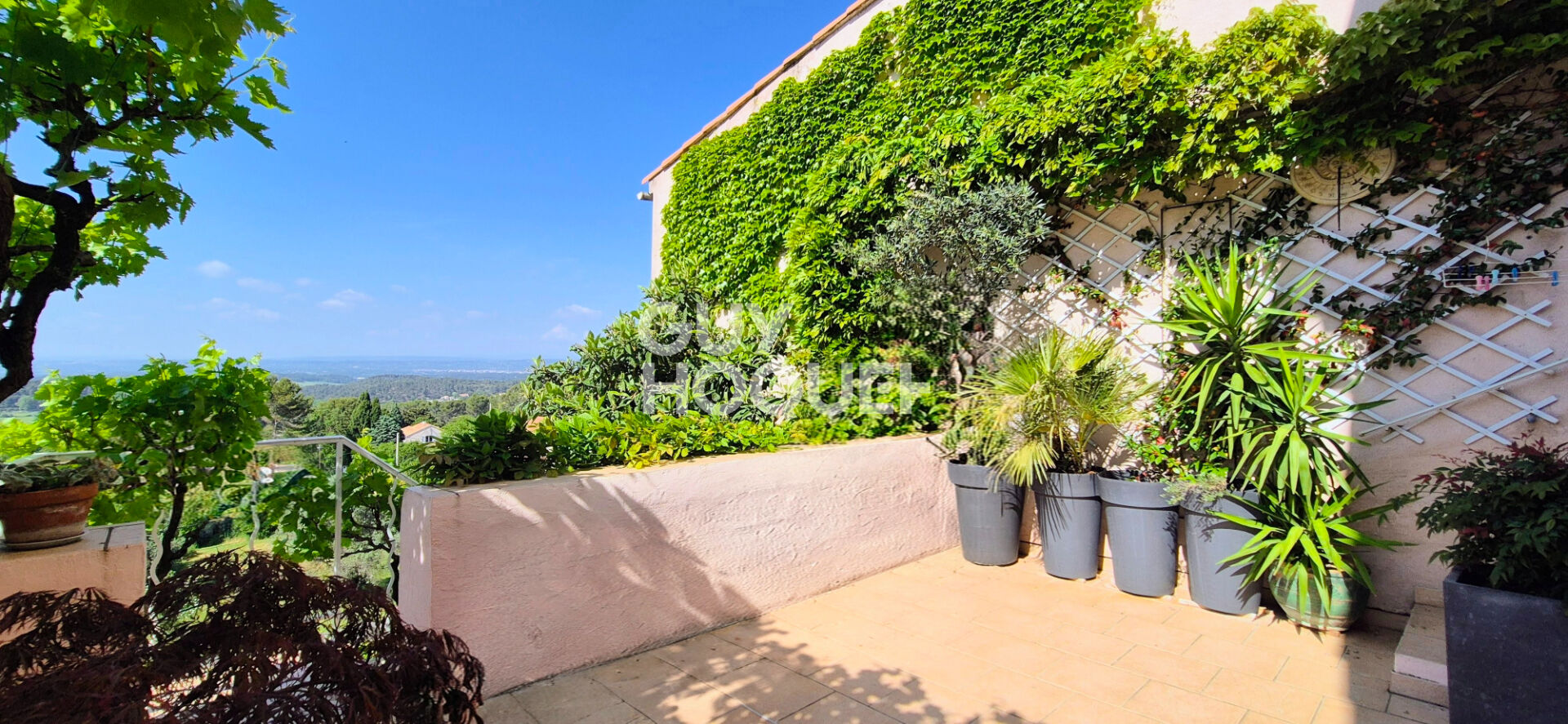 BOUC BEL AIR VILLAGE - MAISON DE CARACTÈRE DE TYPE 5 PIÈCES  AVEC TERRASSE, JARDIN, VUE ET STATIONNEMENT SÉCURISÉ