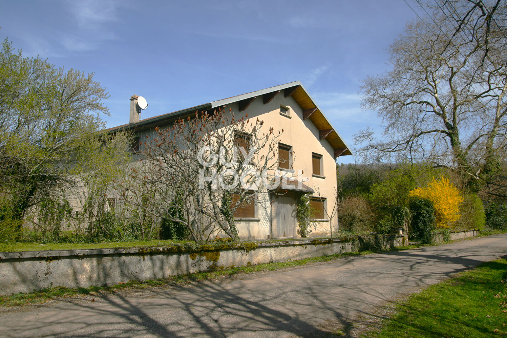 Deux grandes maisons mitoyennes