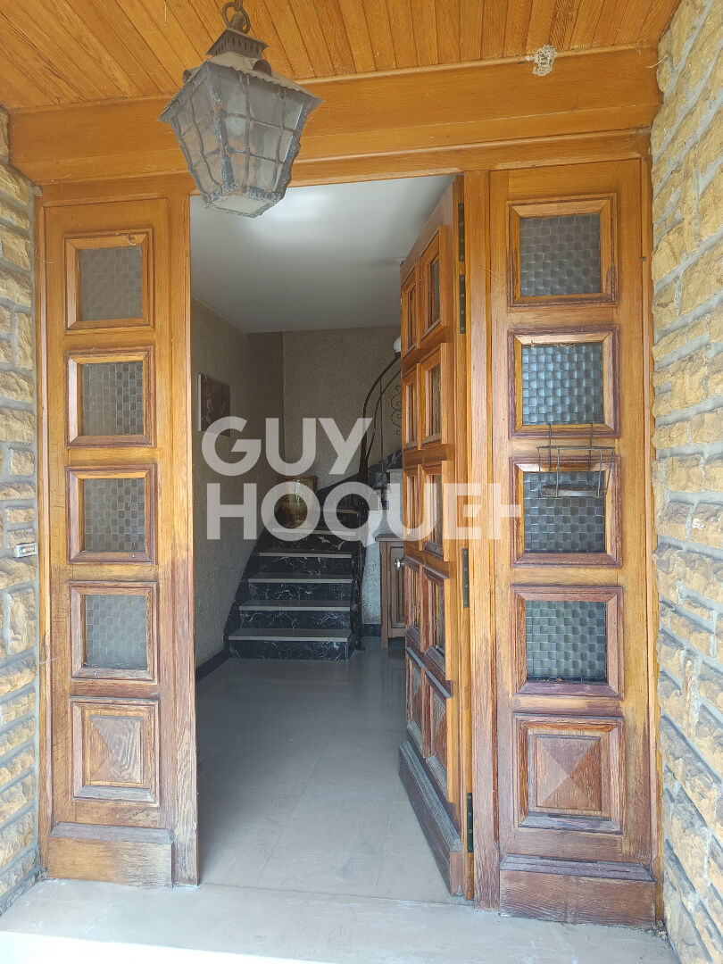 Deux grandes maisons mitoyennes