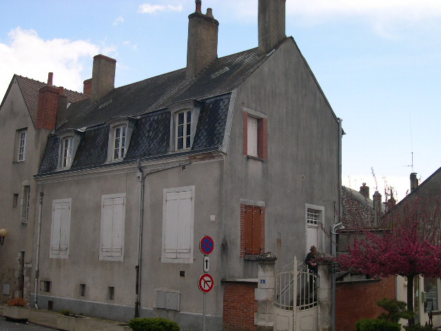 MEHUN SUR YEVRE, MAISON DIVISEE