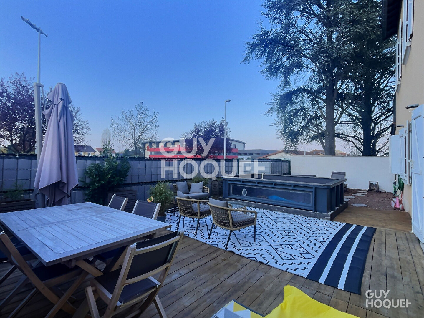 RARE SUR LE SECTEUR  T4 DEUX CHAMBRES DE 87 m² EN REZ-DE-JARDIN AVEC TERRASSES & PISCINE