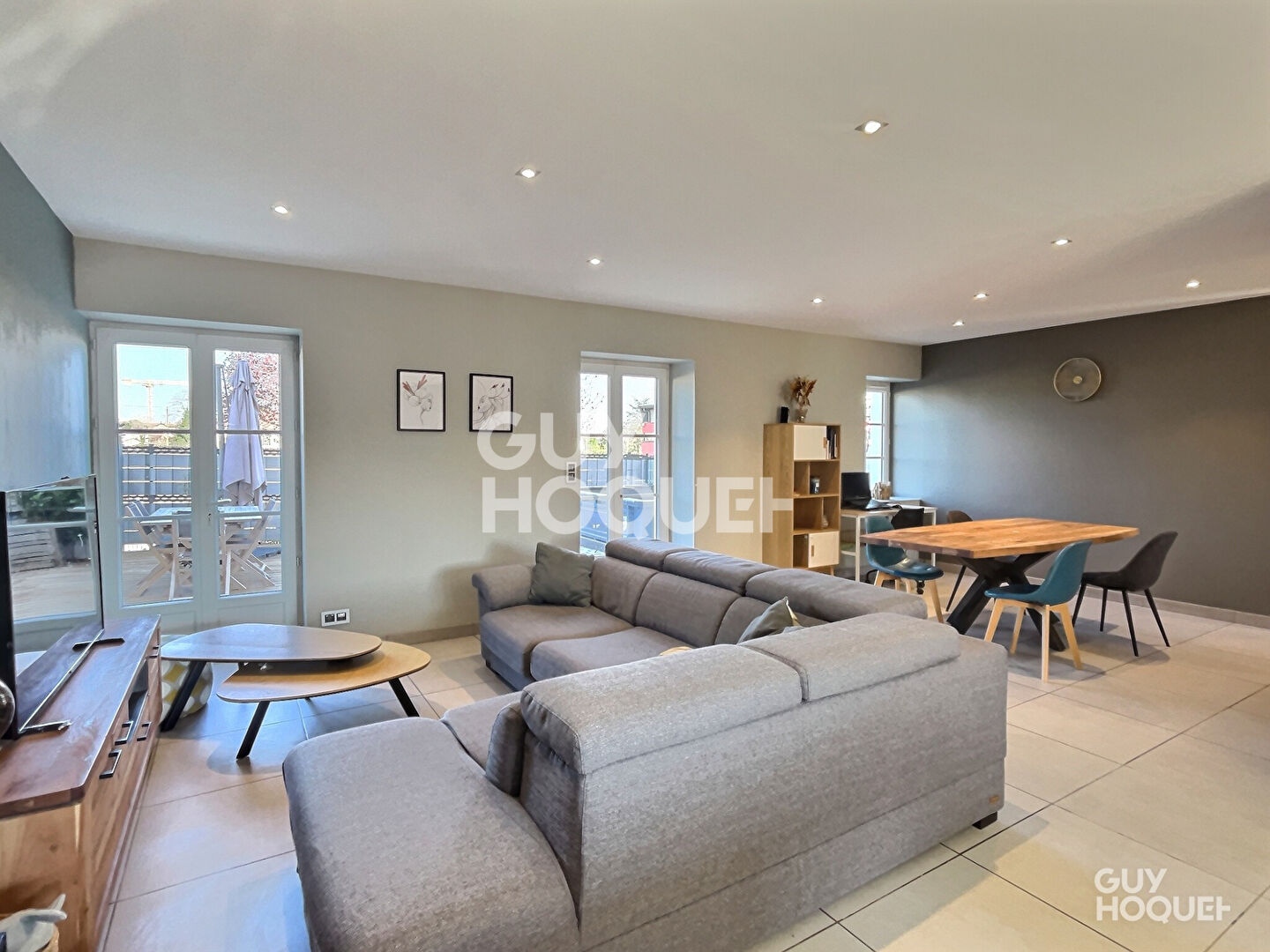 RARE SUR LE SECTEUR  T4 DEUX CHAMBRES DE 87 m² EN REZ-DE-JARDIN AVEC TERRASSES & PISCINE