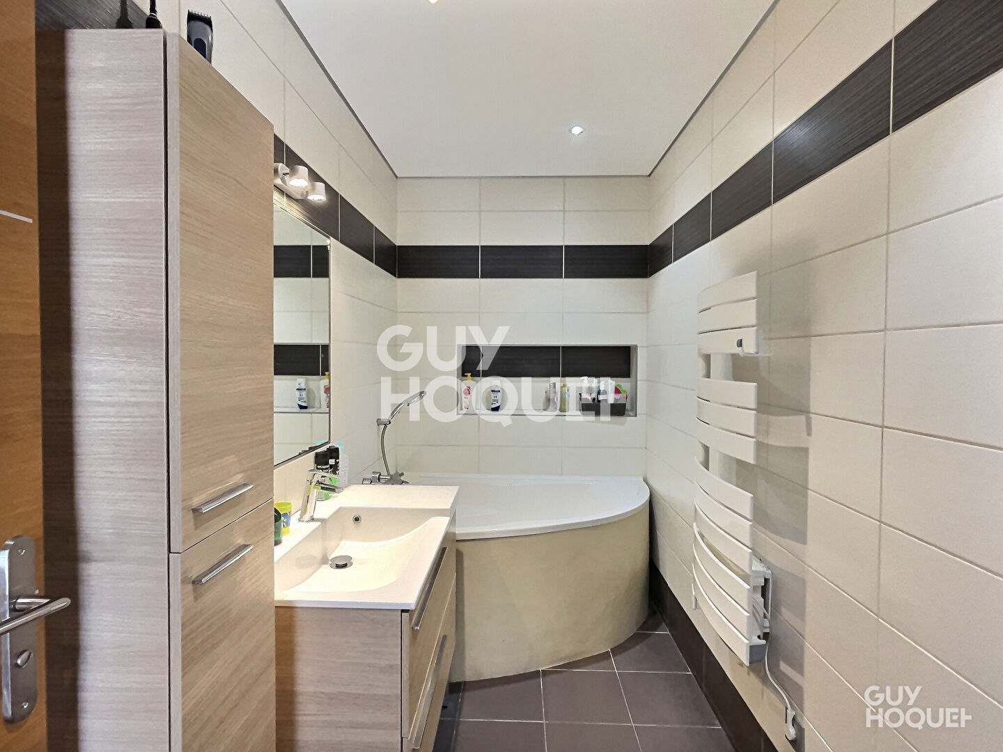 RARE SUR LE SECTEUR  T4 DEUX CHAMBRES DE 87 m² EN REZ-DE-JARDIN AVEC TERRASSES & PISCINE