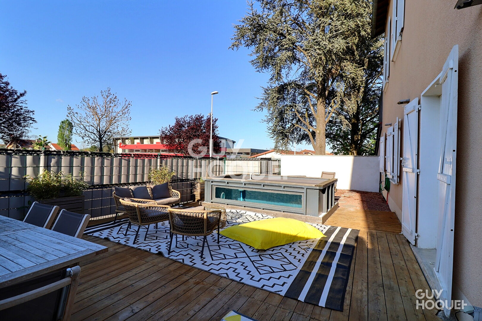 RARE SUR LE SECTEUR  T4 DEUX CHAMBRES DE 87 m² EN REZ-DE-JARDIN AVEC TERRASSES & PISCINE