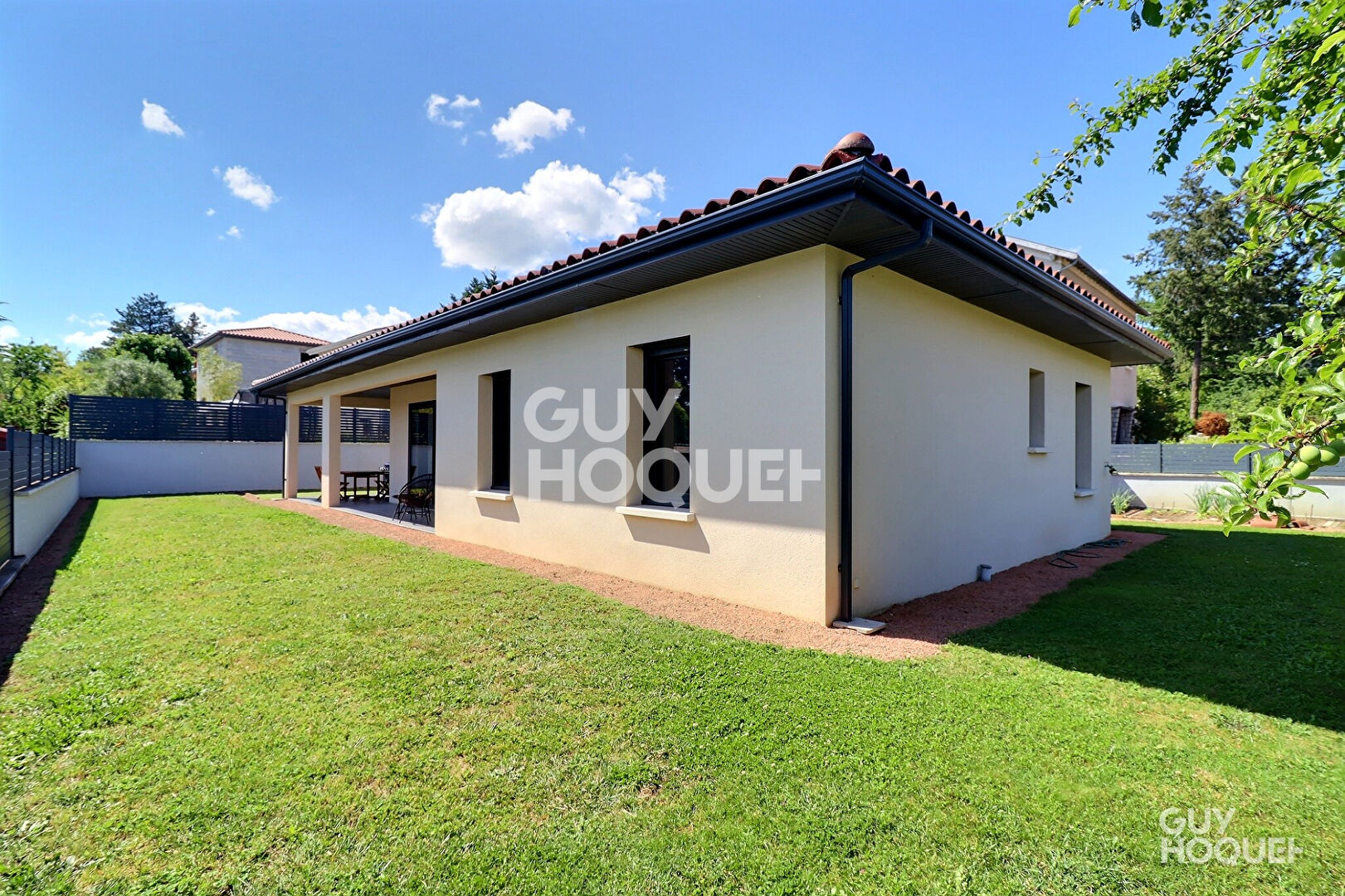 GRÉZIEU-LA-VARENNE ? Maison contemporaine de plain-pied de 126 m² avec terrain clos de 533 m² et double garage