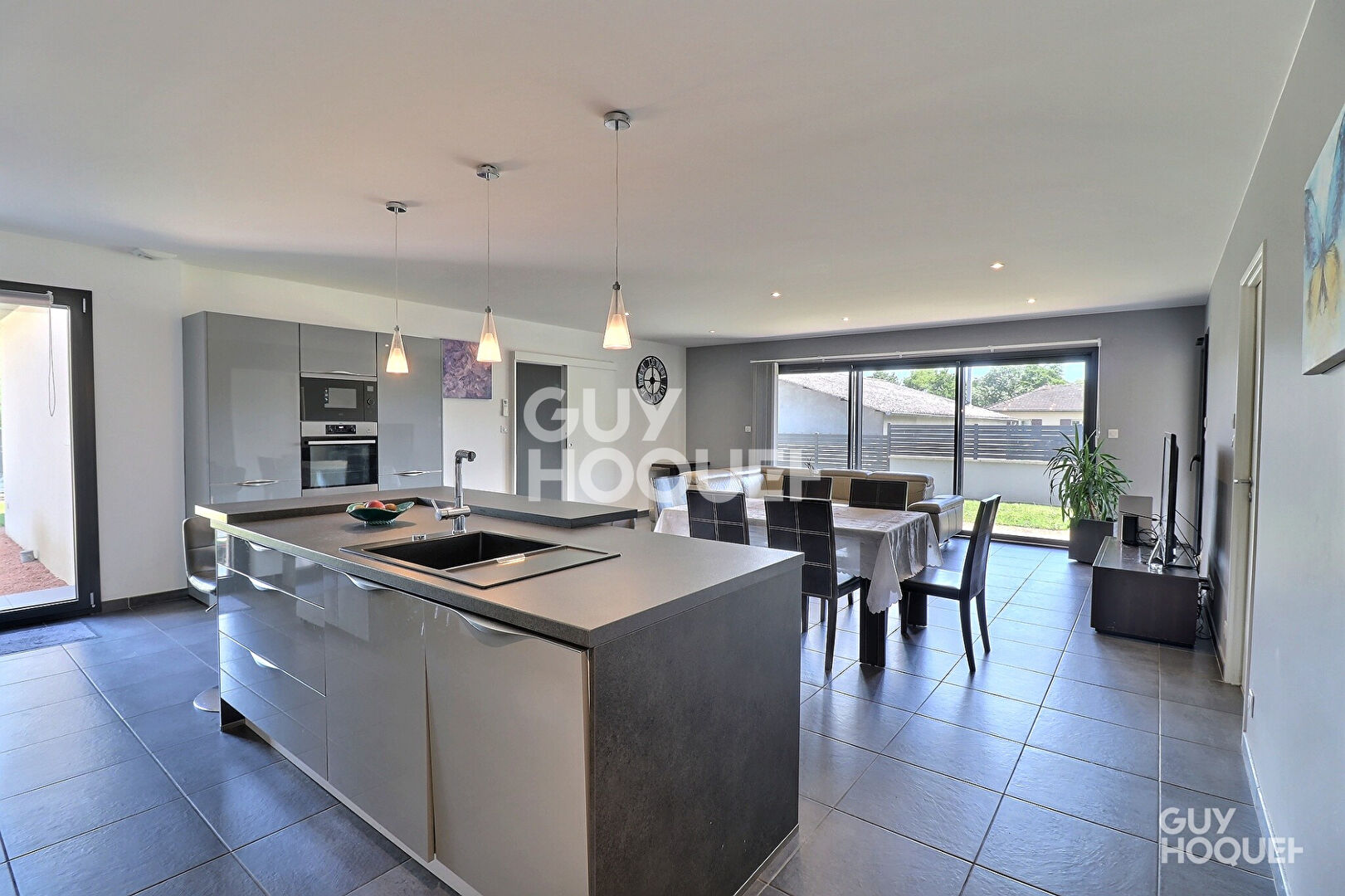 GRÉZIEU-LA-VARENNE ? Maison contemporaine de plain-pied de 126 m² avec terrain clos de 533 m² et double garage