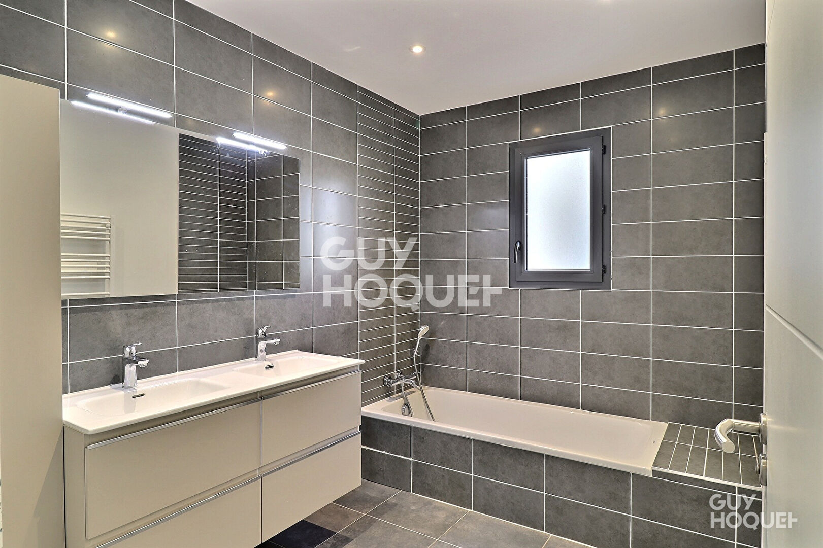 GRÉZIEU-LA-VARENNE ? Maison contemporaine de plain-pied de 126 m² avec terrain clos de 533 m² et double garage