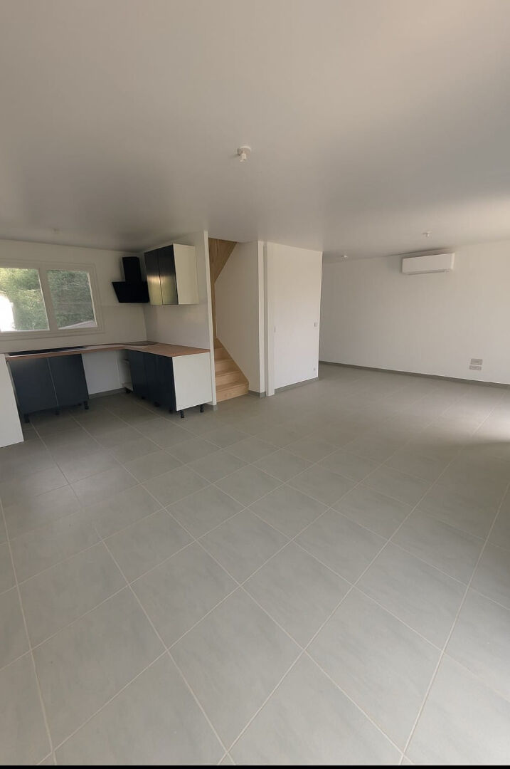 Maison  4 pièce(s) 76 m2 à Varenne Jarcy