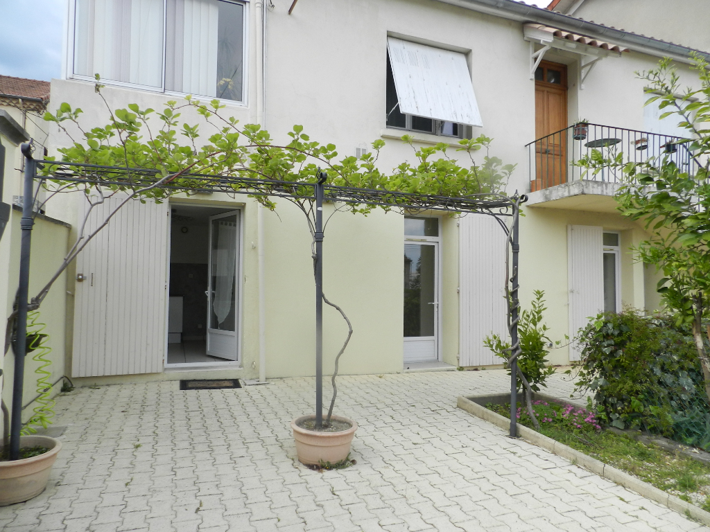 À vendre au TEIL (07400), appartement 2 chambres, avec jardin et parking.