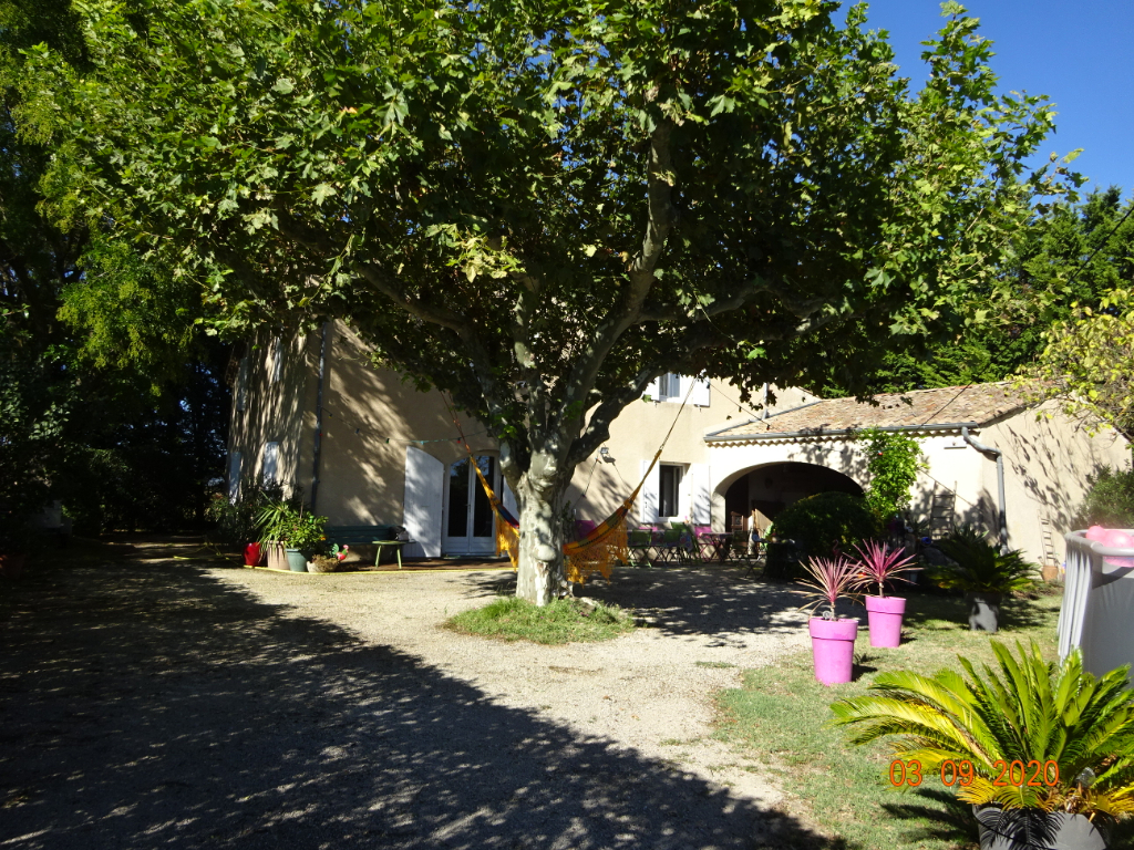 Dans la plaine de Sauzet en campagne, à louer maison 155 m², 4 chambres sur 2000 m² de terrain arboré.