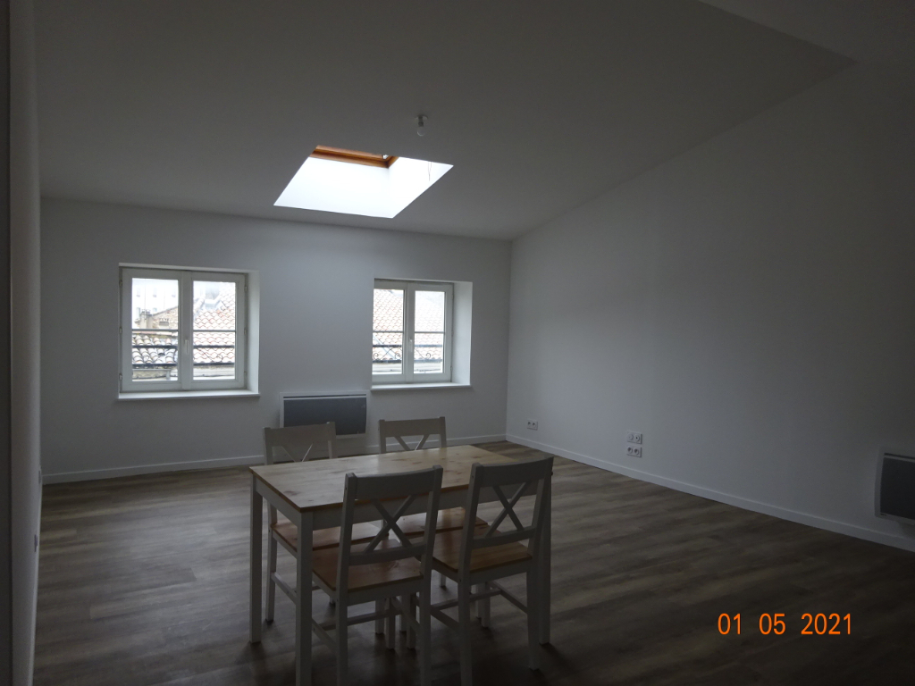 A louer SAUZET  grand T 2 , lumineux, refait à neuf.