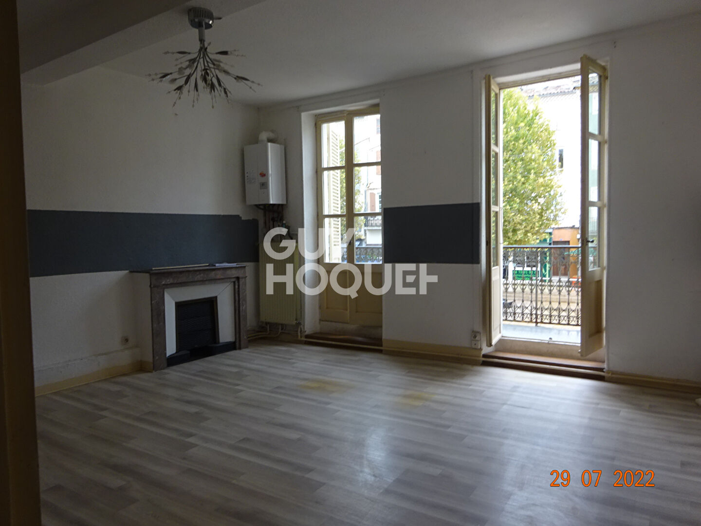 Montélimar, à louer beau T3 avec balcon sur place du marché