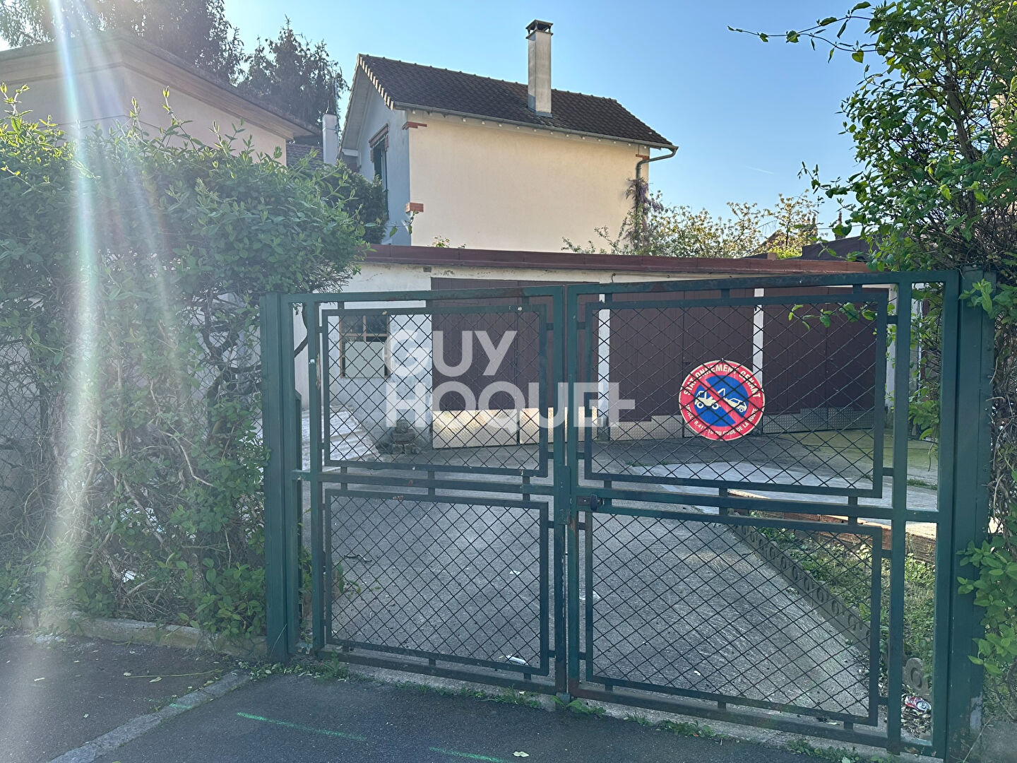 box fermé avec stationnement devant