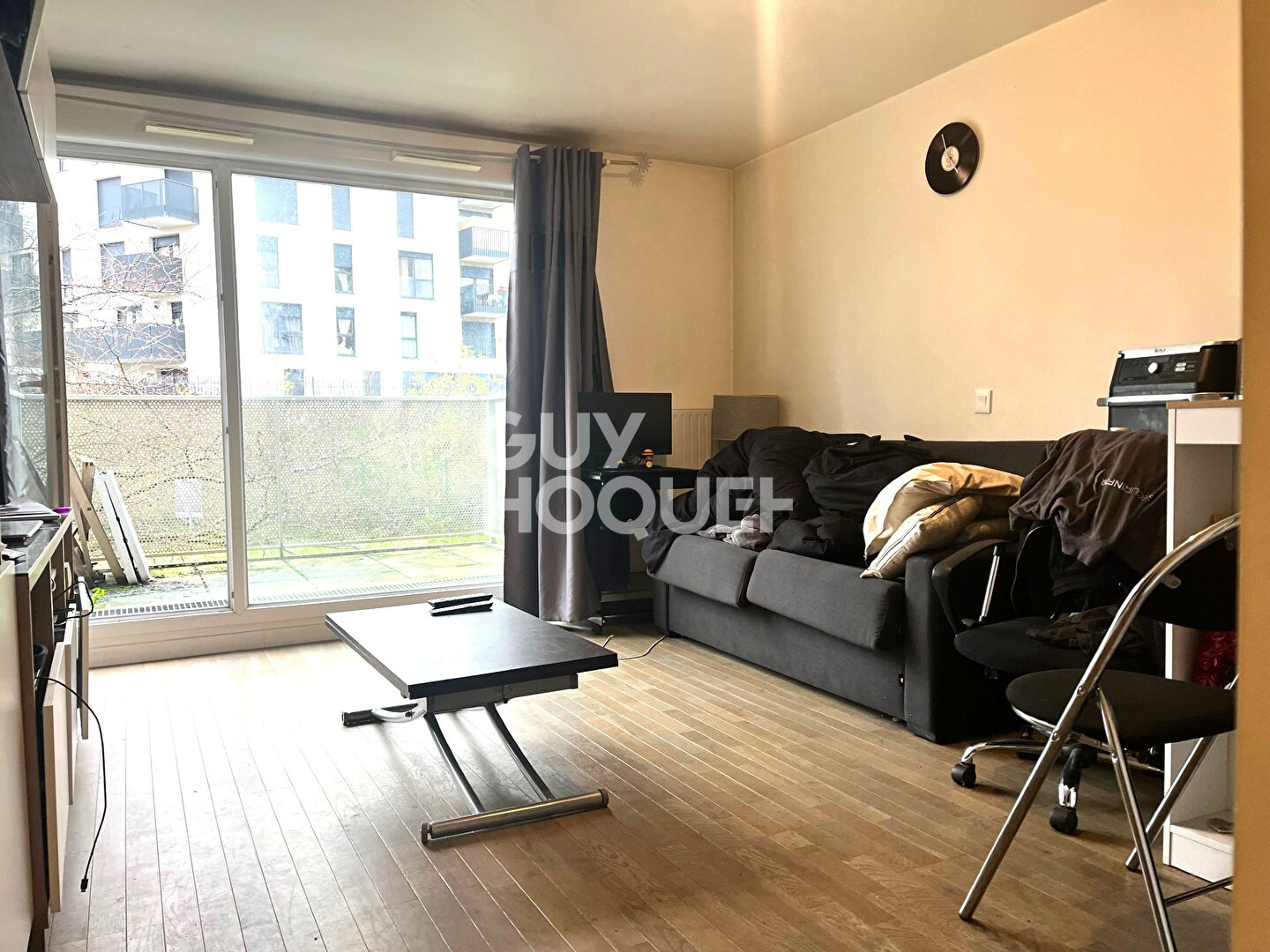 studio dans immeuble de 2015, balcon et parking