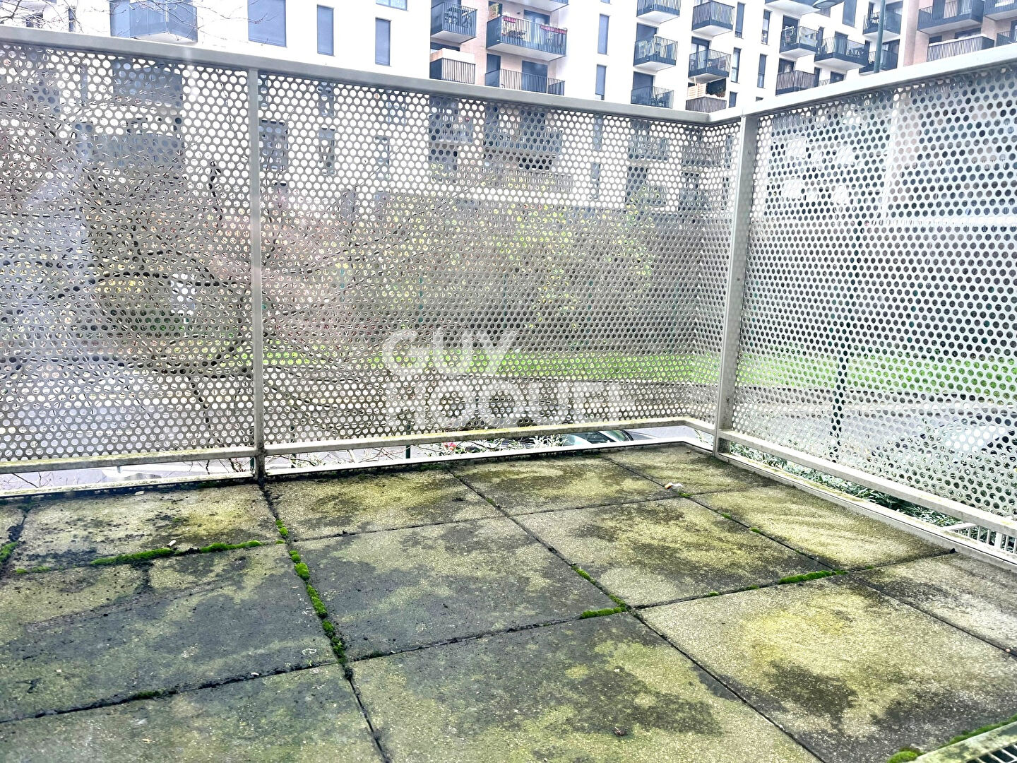 studio dans immeuble de 2015, balcon et parking