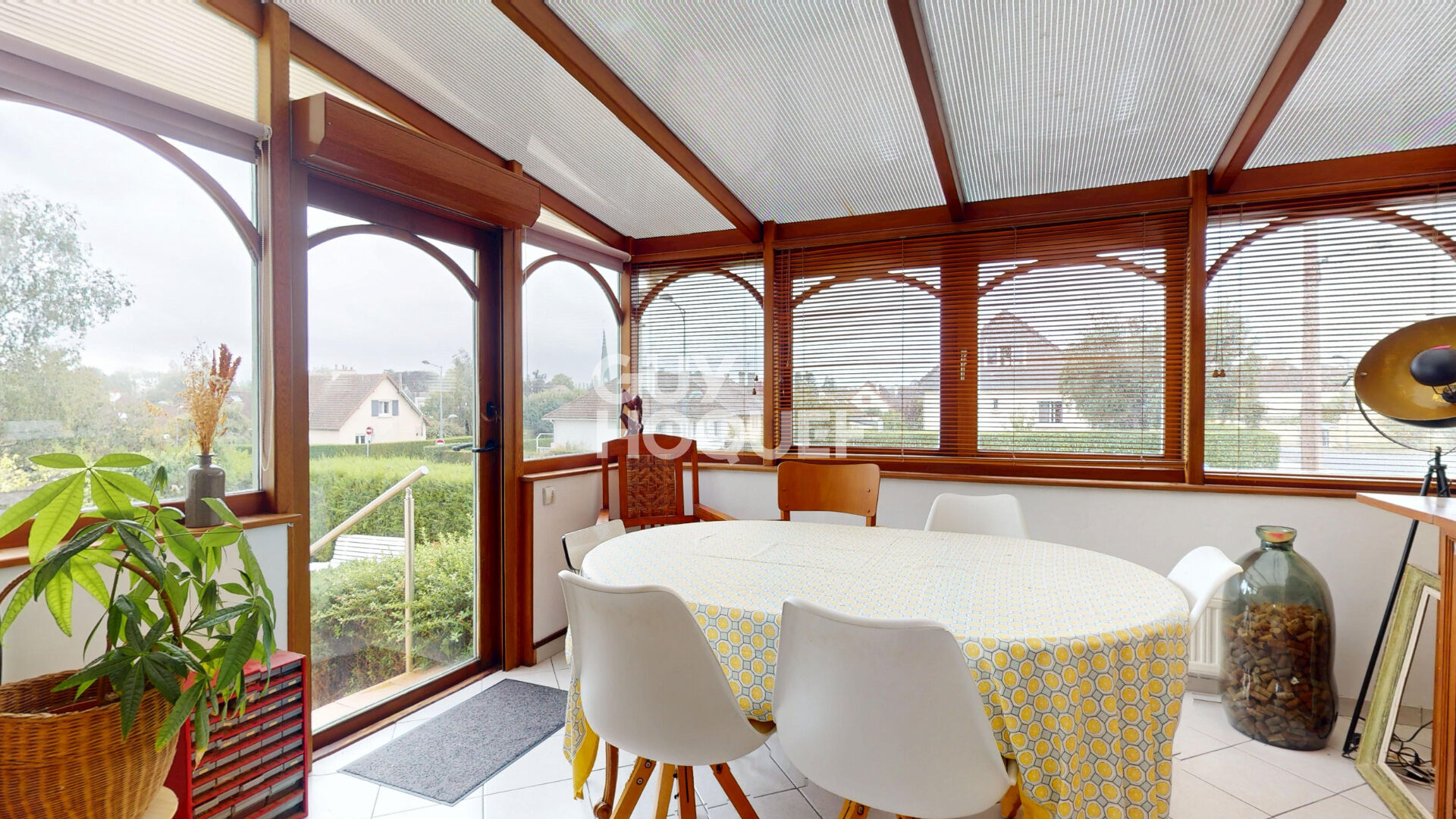Maison au calme - sous-sol, atelier et beau jardin