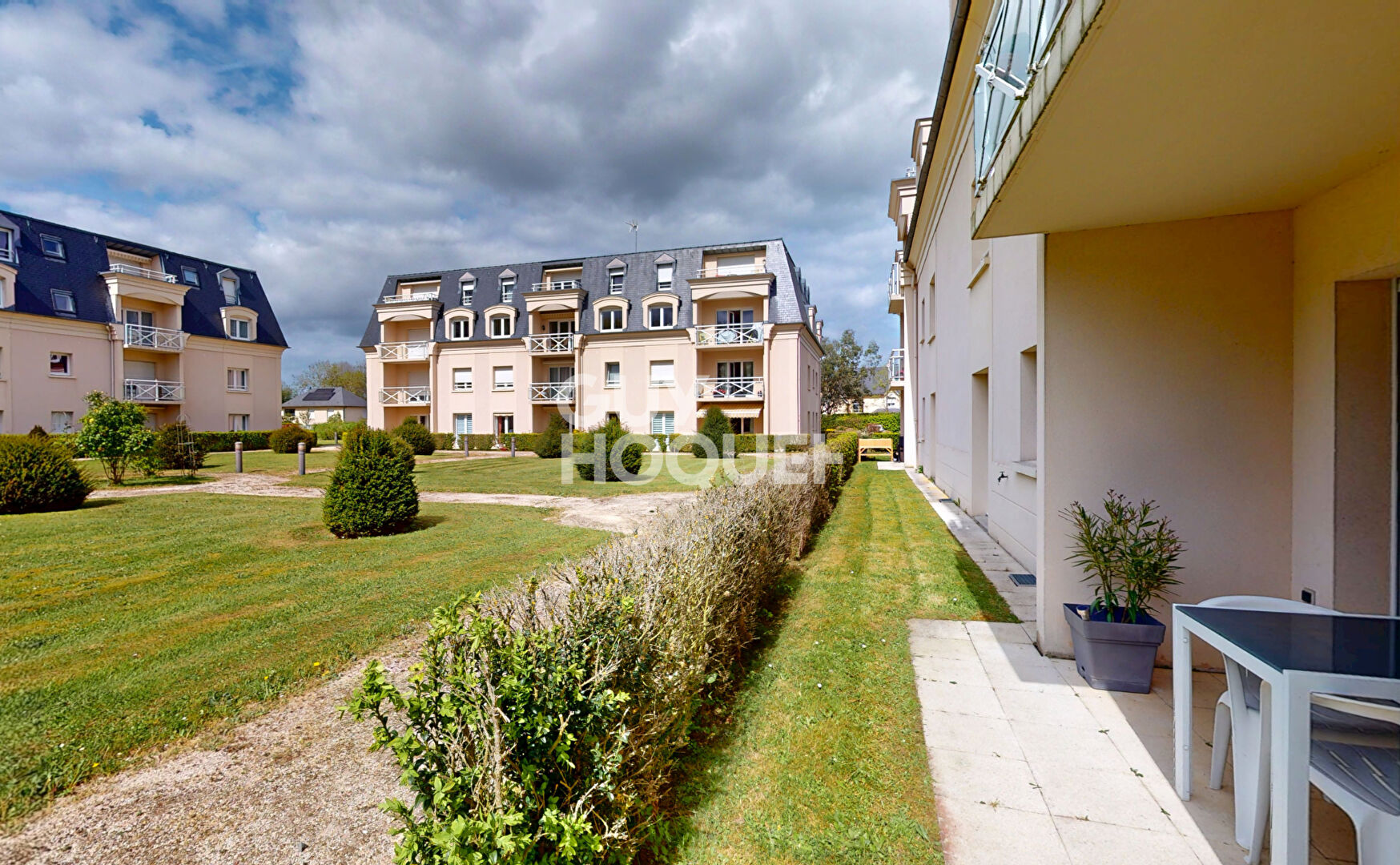 F2 rez-de-jardin + place de parking + cave