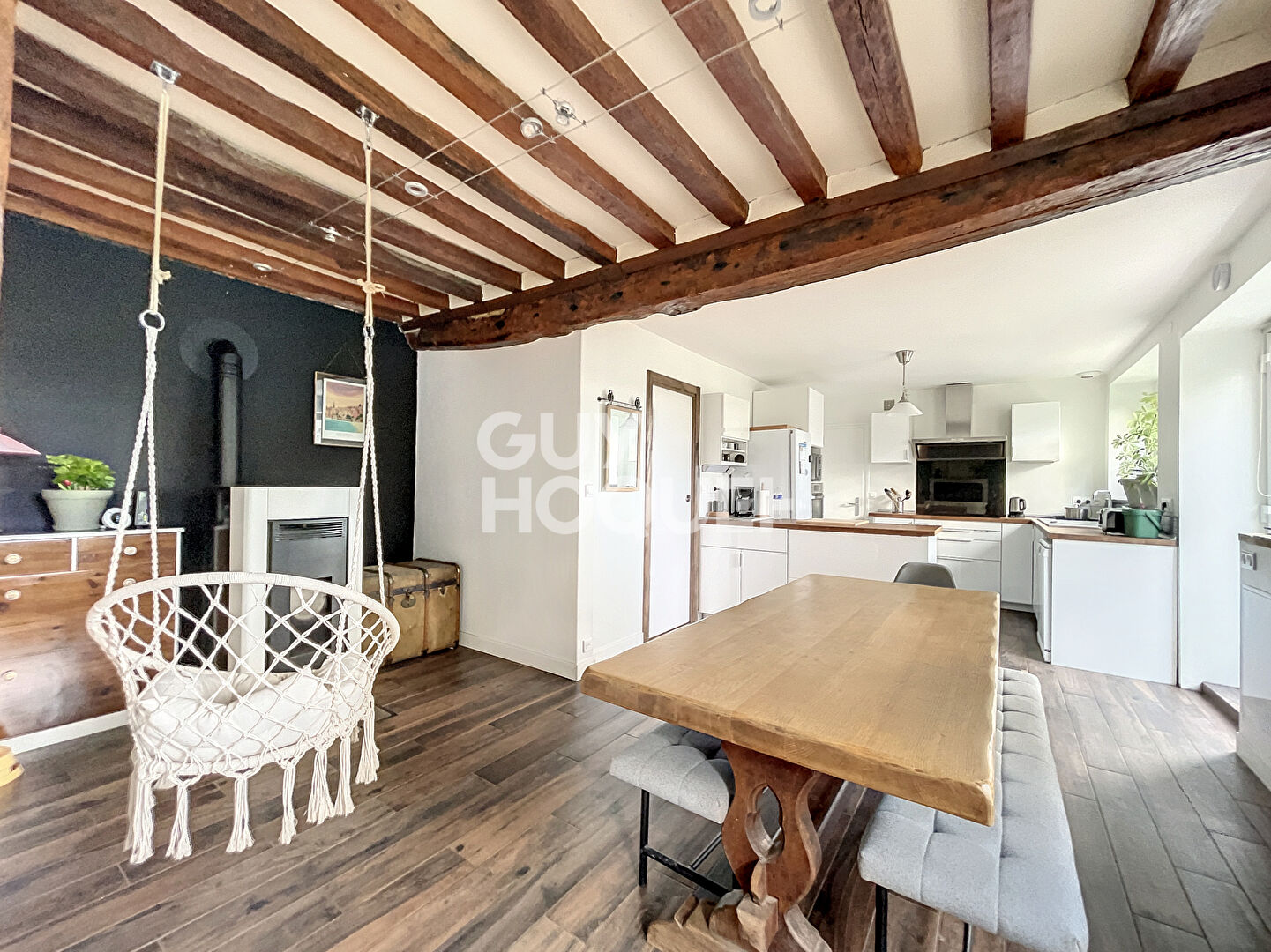 Janville, maison de charme rénovée au calme.