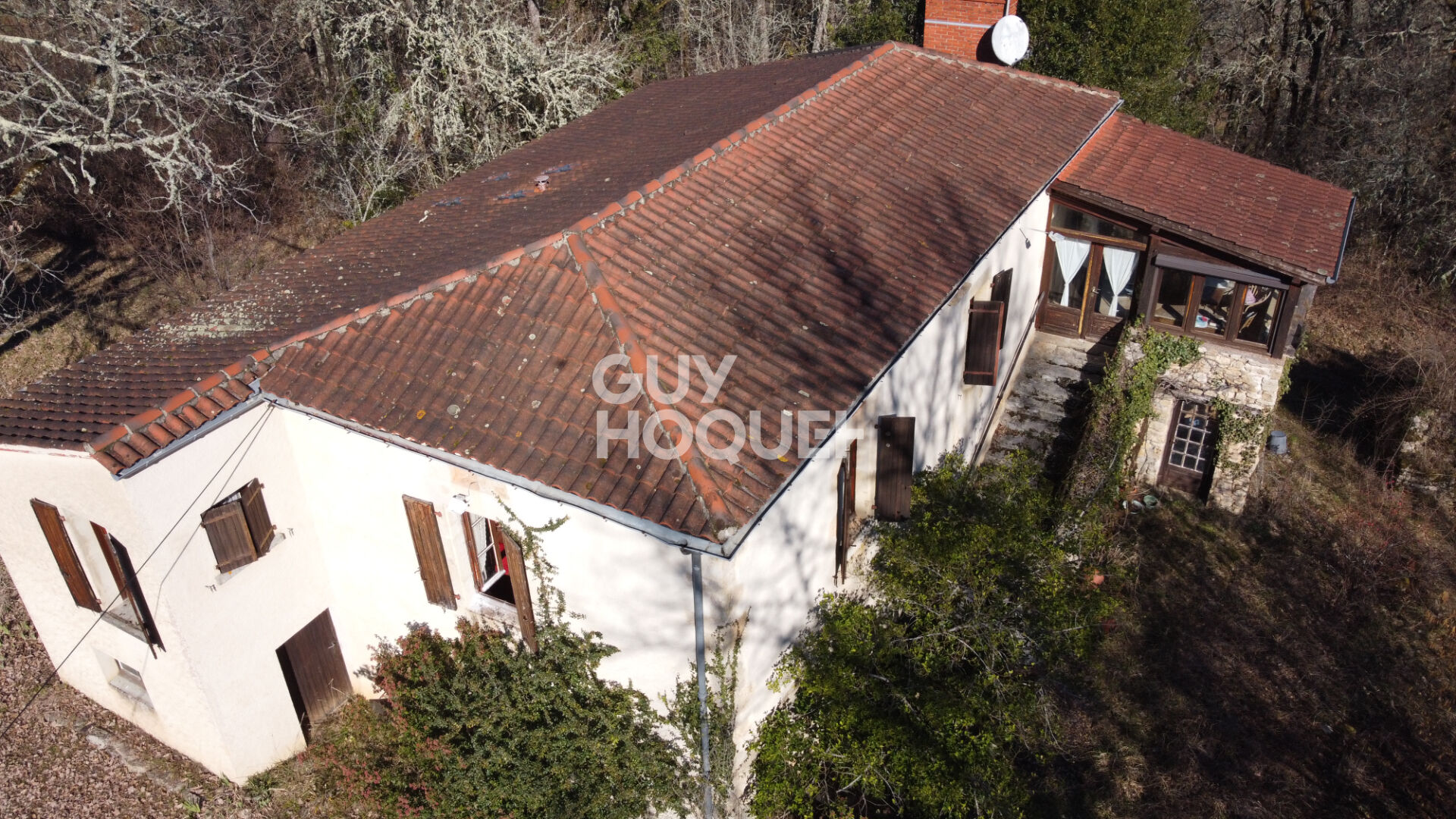 Maison et grange au milieu des bois