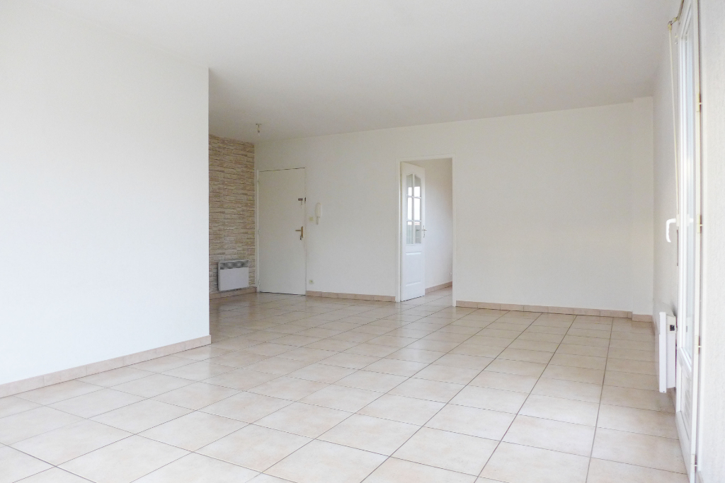 TOULOUGES, appartement 4 pièces au 1er étage avec jardinet et garage.