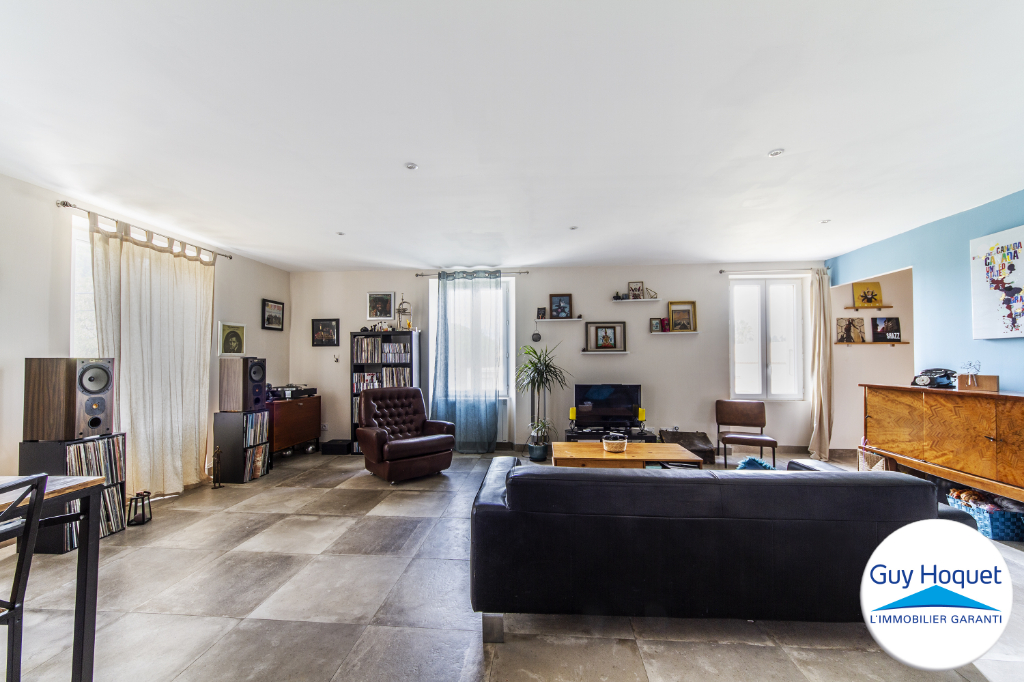 BAGES, maison de ville, 5 pièces avec garage et 2 jardins.