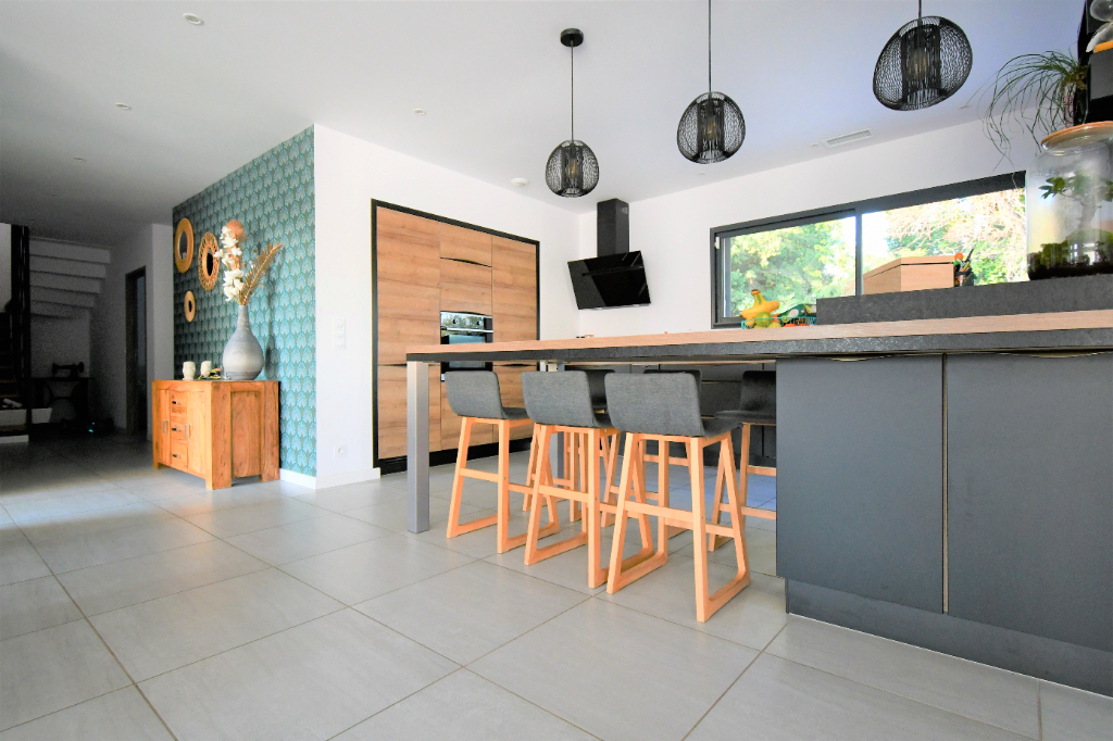 LE SOLER, maison 4 chambres, piscine et garage