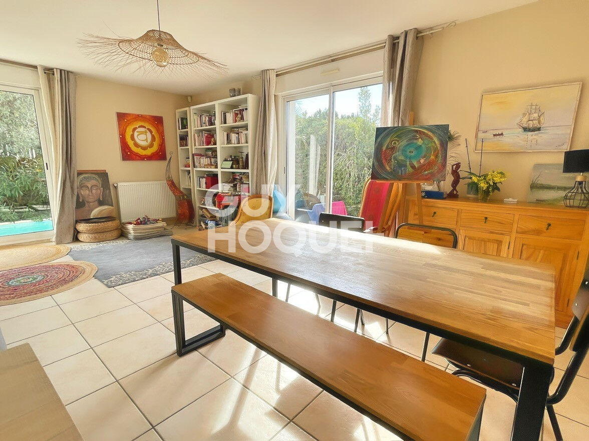 Maison à vendre à Canohès, 4 faces, 3 chambres, garage, piscine, dépendance