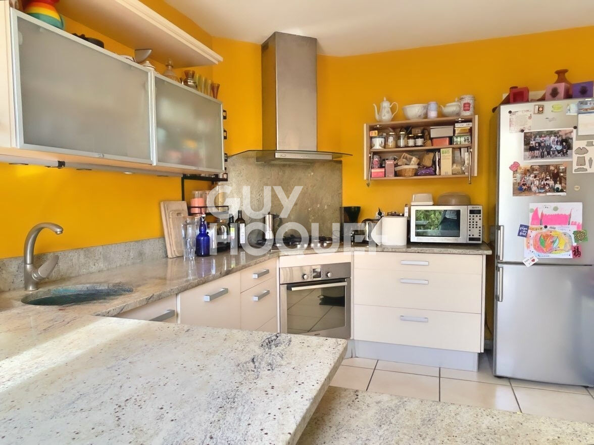 Maison à vendre à Canohès, 4 faces, 3 chambres, garage, piscine, dépendance